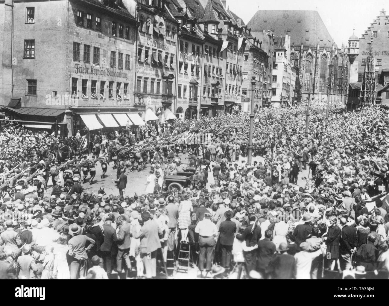 Voll Mitglieder der NSDAP März in den Straßen während der Reichsparteitag in Nürnberg ausgestattet. Stockfoto