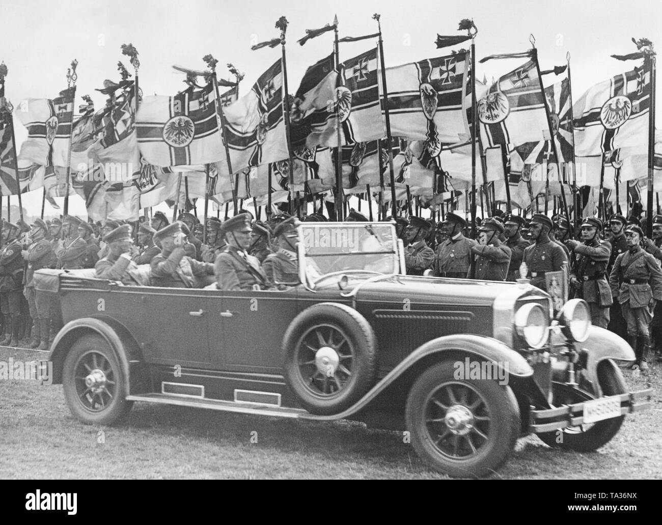Die Führung der Stahlhelm, im Auto, inspiziert die Mitglieder, die mit Reichskriegsflaggen (Imperial war Flags) auf dem Tempelhofer Feld gesäumt. Stockfoto