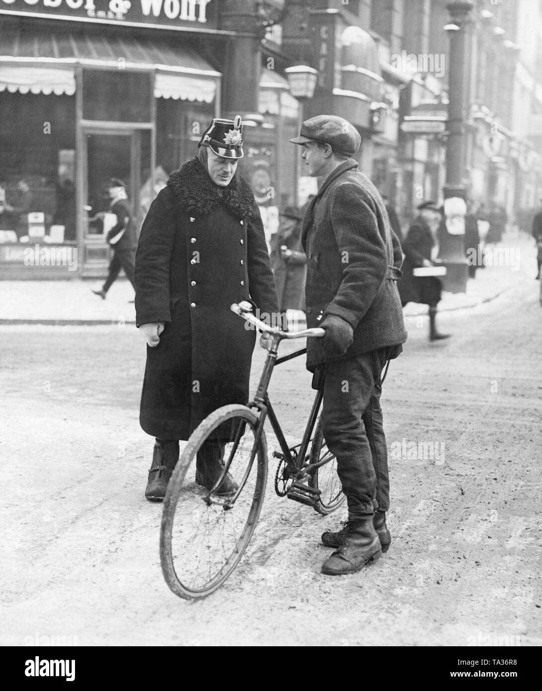 Als Teil der Reichsunfallverhuetungswoche (Reich Unfallverhütung Woche) im Jahr 1929, ein Beamter der Sicherheitspolizei beauftragt ein Radfahrer auf den Verkehr Fragen. Stockfoto