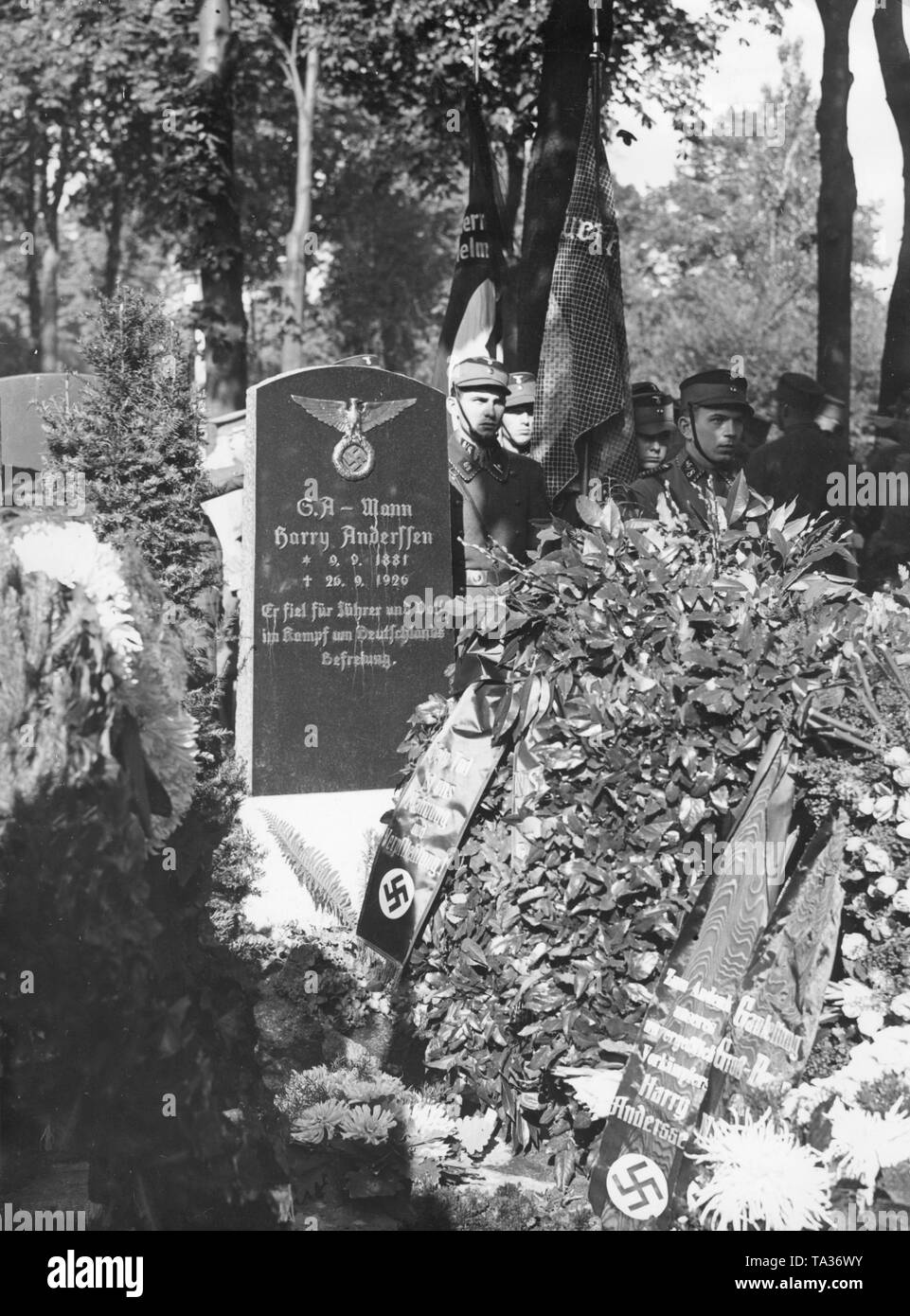 In den Heiland Friedhof in Ploetzensee begannen am Vormittag Obergruppenfuehrer von Jagow weiht der Grabstein des SA-Mitglied Harry Anderssen, der in Straßenkämpfe getötet wurde. Stockfoto