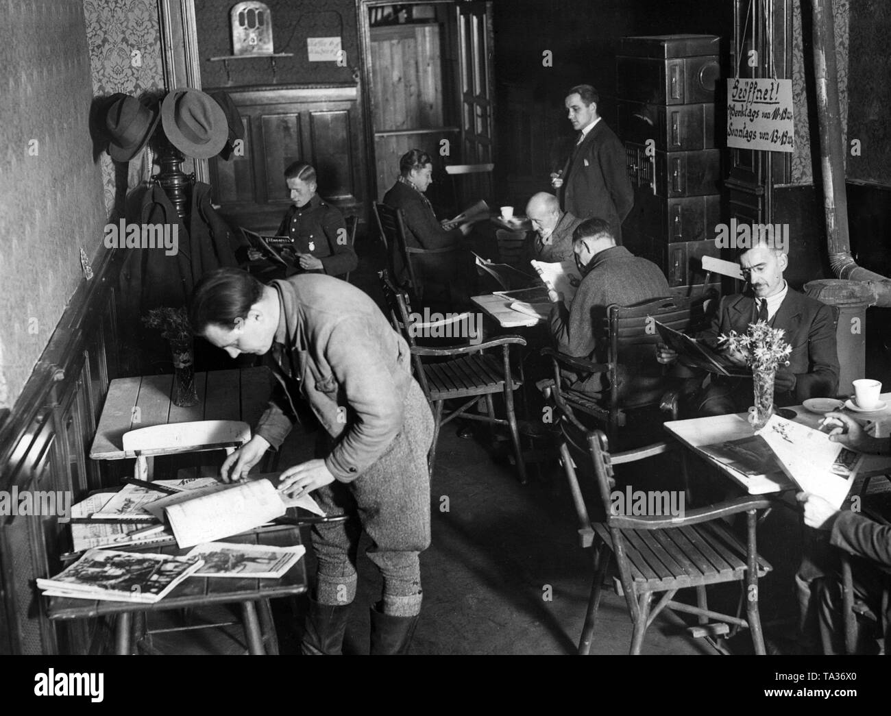 Ein Raum, der durch das NS-Winterhilfswerk bis zu warm und in der Stresemannstraße in Koeniggraetz lesen, heute Hradec Kralove. Stockfoto
