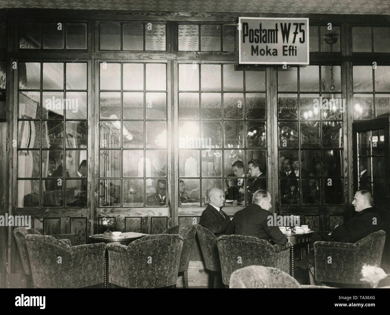 Giovanni Eftimiades übernahm das Cafe in 1929. Das Cafe war eingerichtet sowohl in modernen und orientalischen Stil. Im Inneren, das Cafe war mit maurischen Bögen, orientalische Landschaft Gemälde und Wandmalereien verziert. Neben dem Billard Zimmer gibt es auch Friseursalons und schreiben Zimmer im Gebäude des Café waren. Außerdem Tanz Veranstaltungen wurden auch hier statt. 1933 Das Cafe wurde durch die Reform Kaffeehaus Gesellschaft übernommen. Stockfoto