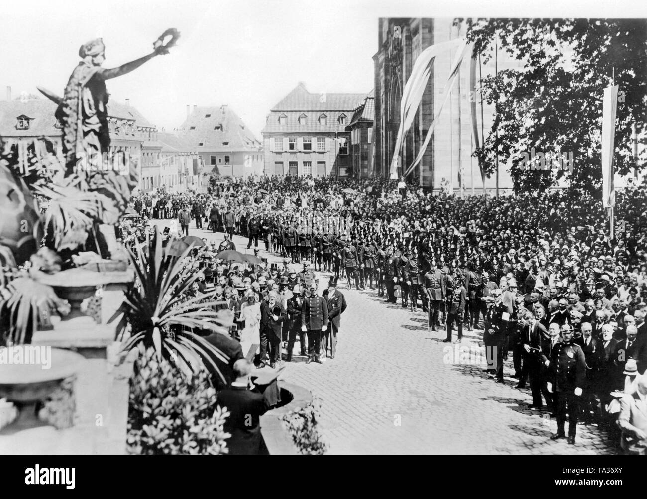Während der Zeremonie der Alliierten Räumung des Rheinlandes, der Minister für die besetzten Gebiete, Gottfried Treviranus (auf der linken Seite, die mit dem Rücken zur Kamera), eine Rede vor der Kathedrale gab. Stockfoto