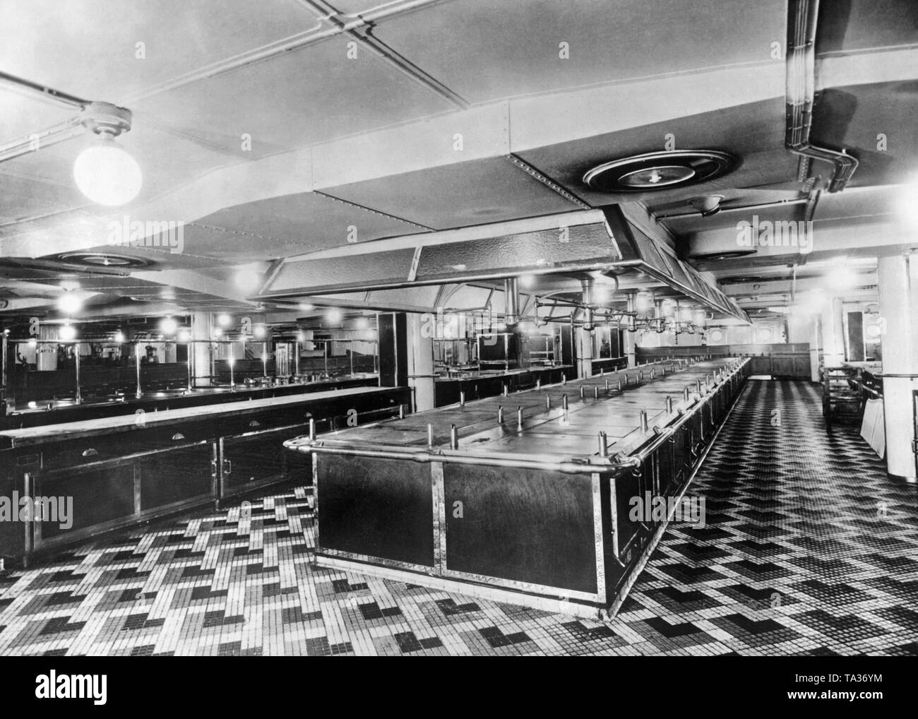 Der geflieste Küche an Bord der Französischen Ozean Liner "Normandie", das war das größte Schiff der Welt zu der Zeit ihrer Jungfernfahrt im Jahre 1935. Stockfoto