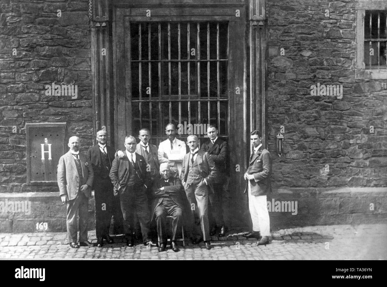 Gruppenfoto der mehrere hochrangige kommunale und staatliche Beamte, die ins Gefängnis von einem französischen Militärgericht verurteilt wurden. Sie posiert vor der Pönitentiarie, wo Sie zu dienen (Undatiertes Foto). Stockfoto