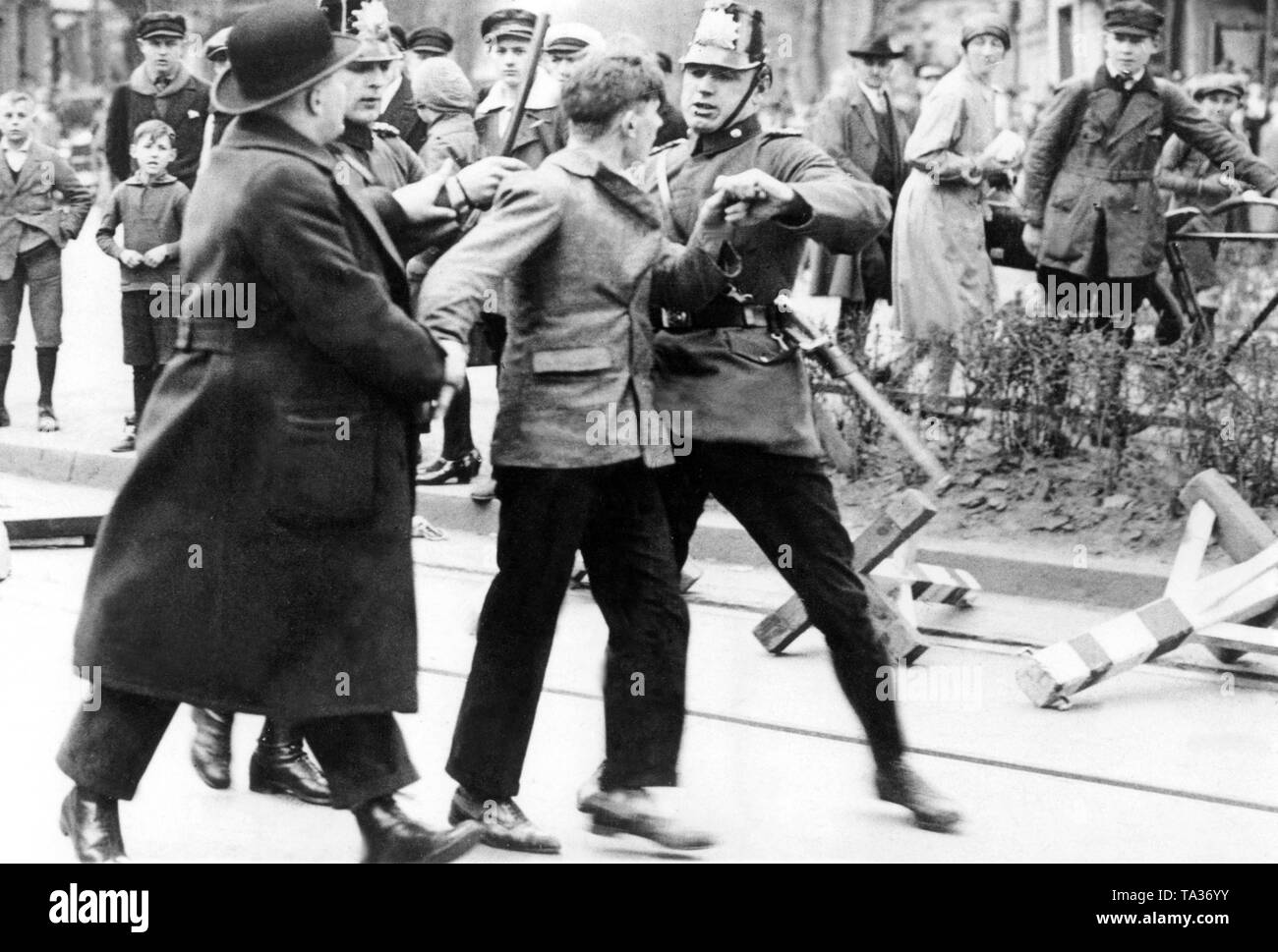 Festnahme eines Demonstranten von der Polizei und Detektive. Mit dem Beginn der globalen Wirtschaftskrise und der Zunahme der Zahl der Arbeitslosen, strassenschlachten zwischen der NSDAP und der KPD wurde häufiger. Stockfoto