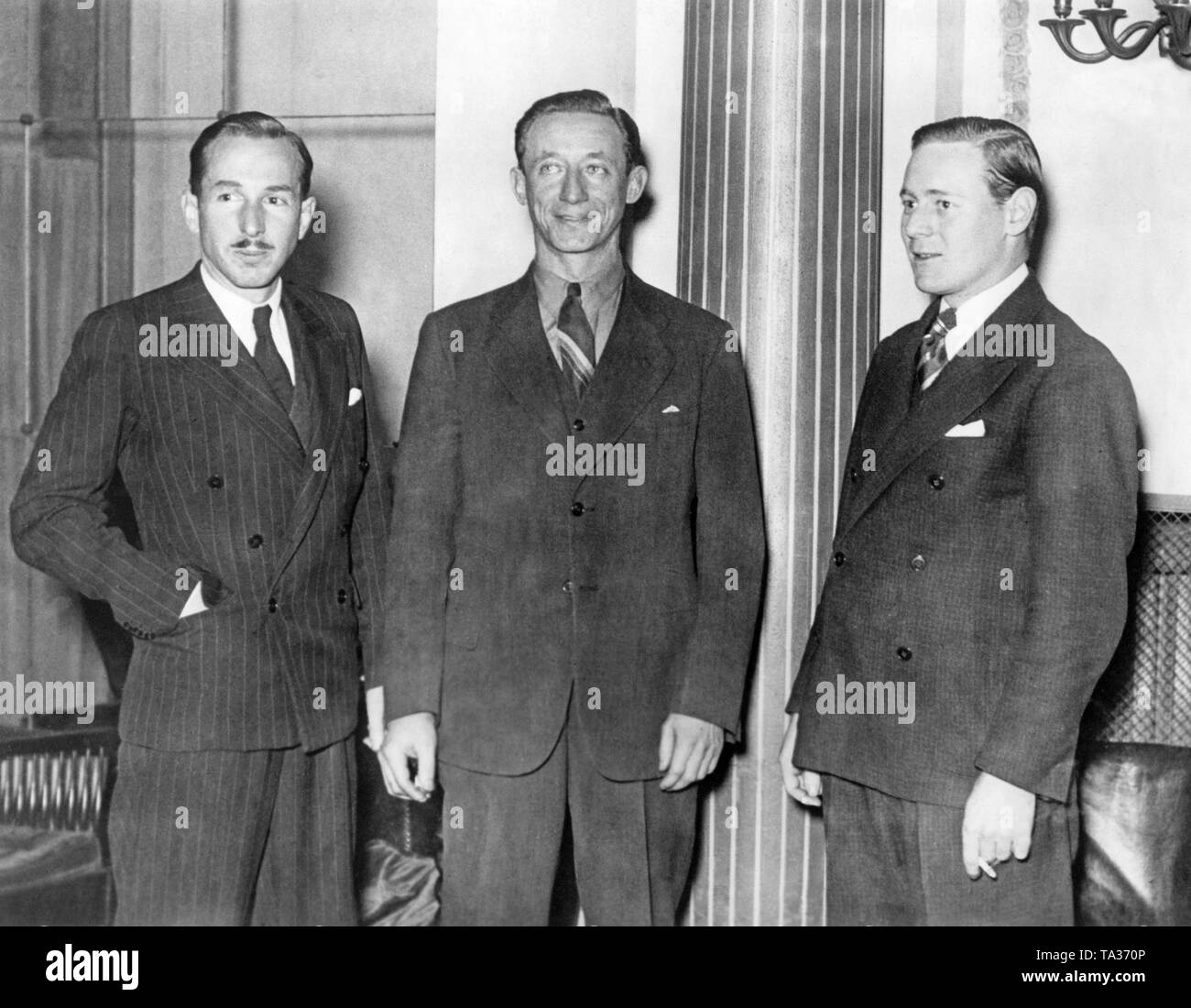 Foto von drei amerikanischen Piloten, die auf der Seite der Zweiten Spanischen Republik im Bürgerkrieg gekämpft, bei der Ankunft in Paris im Januar 1937. Von links nach rechts: Hilaire du Berrier, Friedrich Herr und Eddie Schneider links. Zuvor waren die Männer verbrachten sechs Wochen an der Madrider Front. Stockfoto