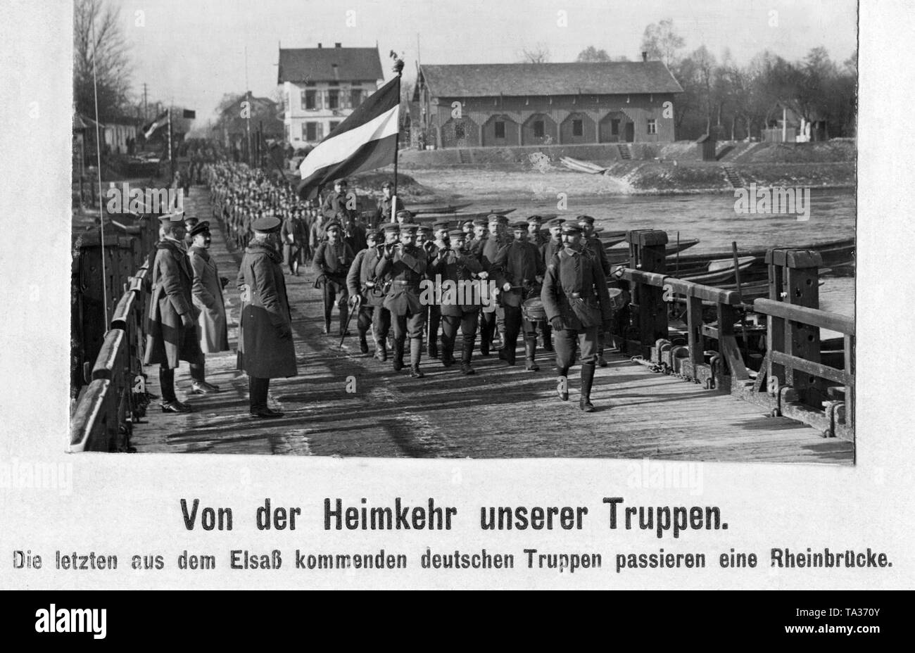 Deutsche Soldaten verlassen das Elsass im Laufe der Kapitulation und dem Waffenstillstand von Compiègne. Hier eine Truppe mit Marching Band überquert den Rhein. Stockfoto
