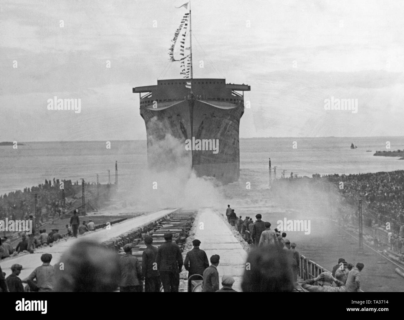 Die shell des Französischen Ozean Liner "Normandie" an der Chantiers de l'Atlantique Werft in Saint Nazaire gestartet wird. Stockfoto