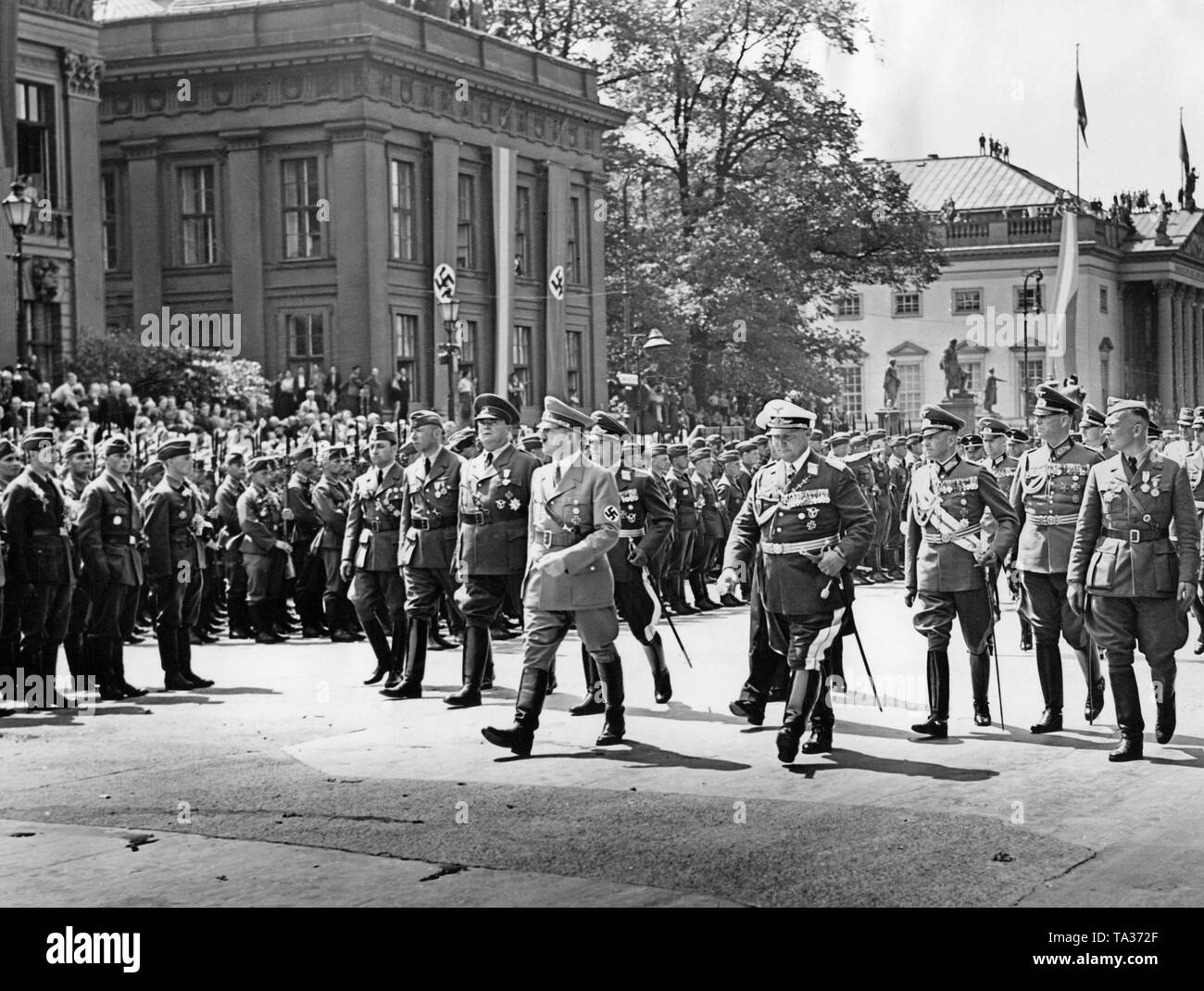 Foto von Reichskanzler Adolf Hitler (vorne links) und andere hohe Militärs, von Links nach Rechts: Feldmarschall Allgemeine Hemann Goering, General der Flieger Hugo Sperrle, General der Flieger Hellmuth Volkmann, Generaloberst Erhard Milch, Grand Admiral Ercih Raeder, Generaloberst Wilhelm Keitel und Kommandant der Legion Condor Wolfram Freiherr von Richthofen, der, nachdem es mit einer Kranzniederlegung in der Neuen Wache (Neue Wache), die Inspektion sind die Soldaten der Legion in Unter den Linden Straße. Stockfoto