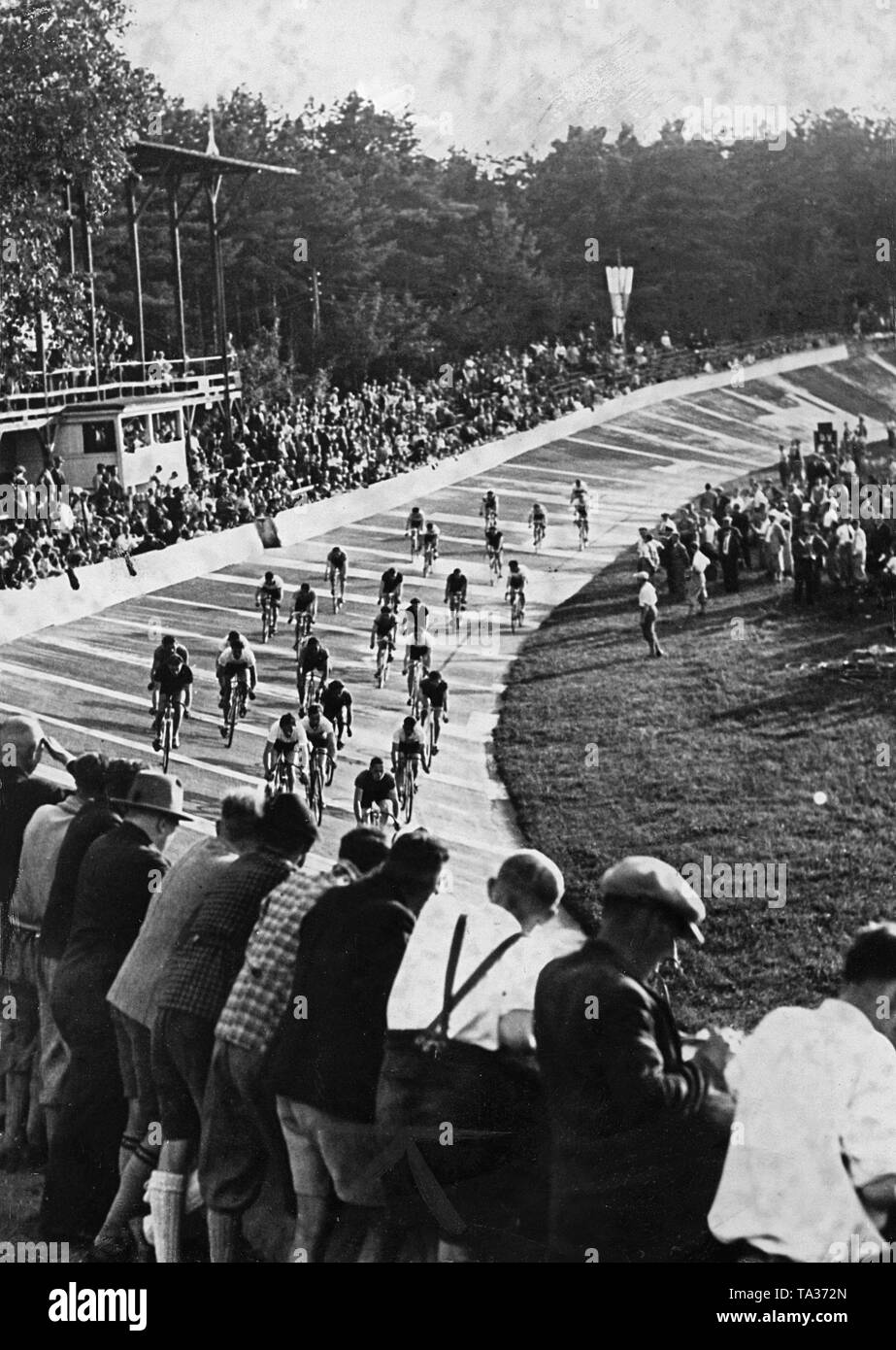 Blick über die Tribüne während ein Rennen der Deutschen Amateur Radfahrer Meisterschaft 1932 in Nürnberg. Stockfoto