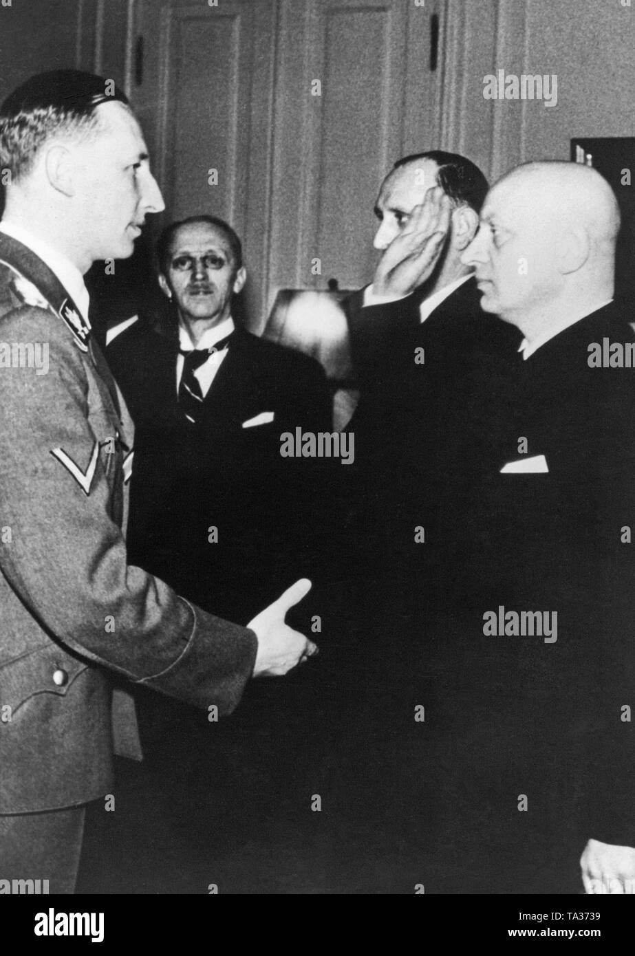 Stellvertretenden Reichsprotektor Reinhard Heydrich begrüßt Commerce Secretary für das Protektorat Böhmen und Mähren, Walter Bertsch. Im Hintergrund, Verkehrsminister und Reichsminister der öffentlichen Aufklärung und Propaganda 1974-2007 Kamenicky und Emanuel Moravec. Heydrich erhält der Minister im Hradschin in Prag. Stockfoto