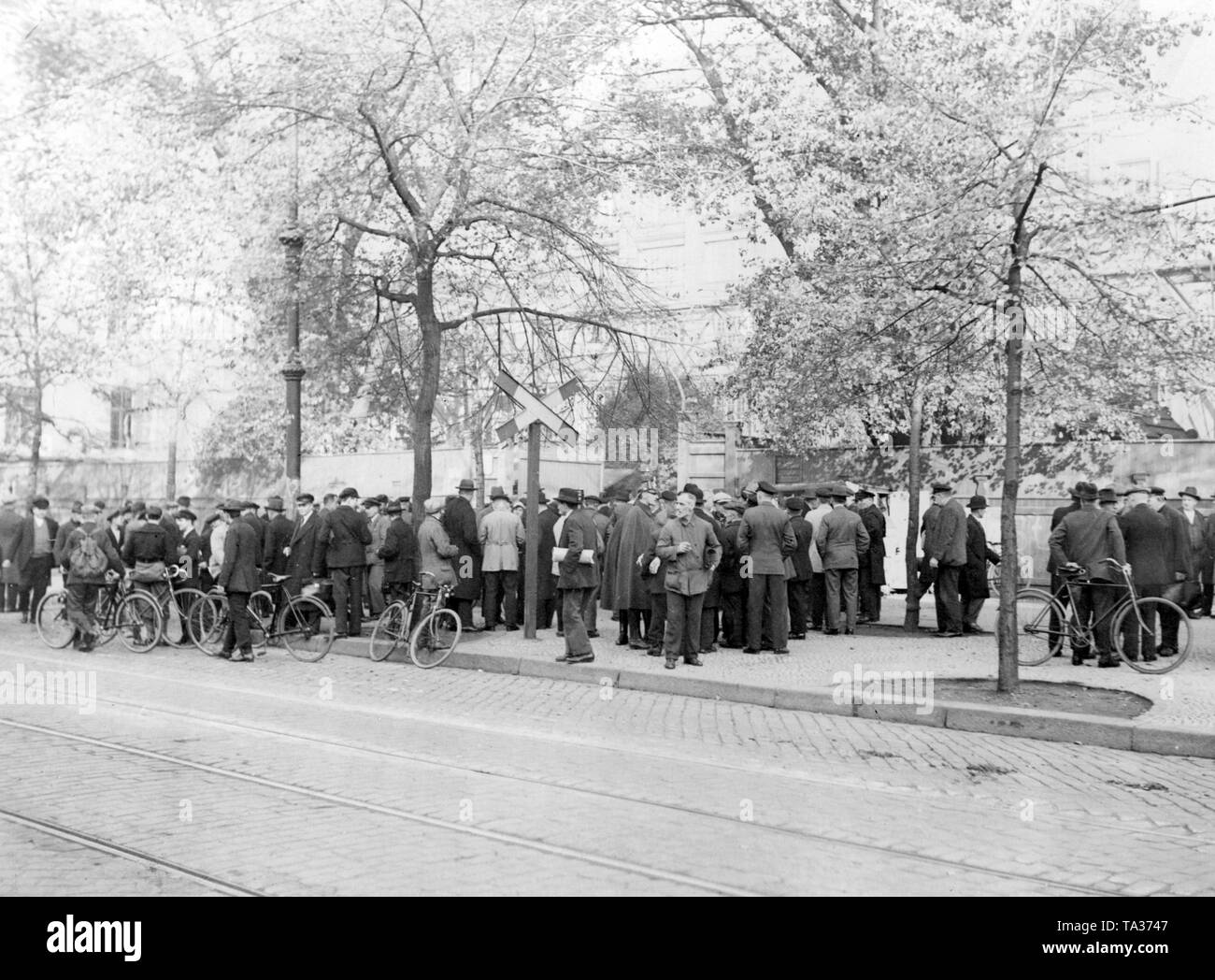 Streikende Arbeiter versammelt sich vor der Turbine Factory in der Huttenstrasse, Berlin. Stockfoto