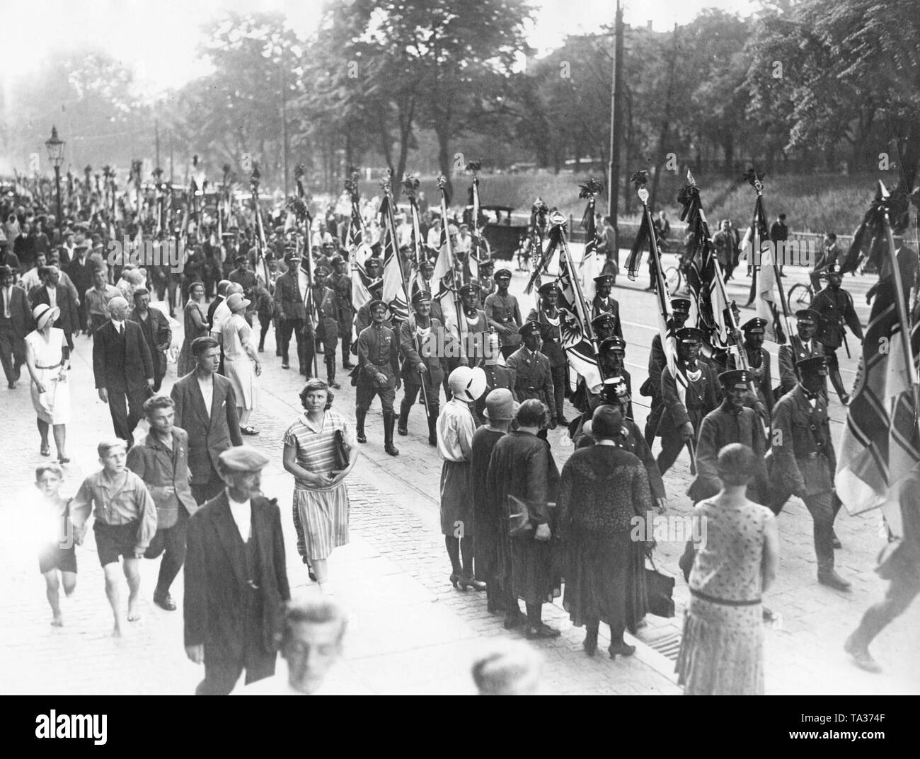 Als Teil der Stahlhelmtag, Mitglieder der Stahlhelm März mit ihren Reichskriegsflaggen (Imperial war Flag) durch die Straßen der schlesischen Hauptstadt. Stockfoto