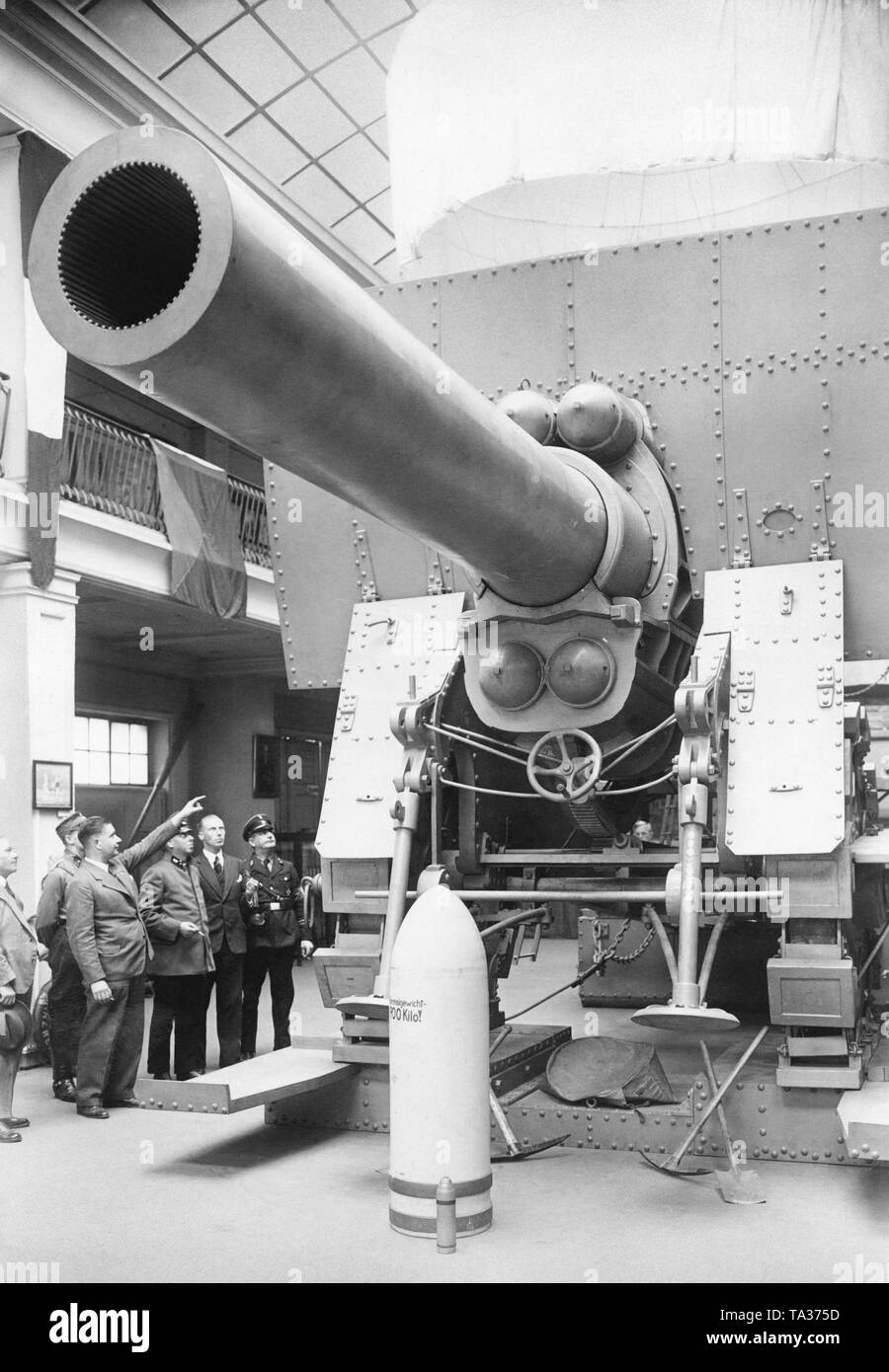 Foto ein Modell der Mörtel cannon 'Dicke Bertha' der Krupp Sorge aus dem Ersten Weltkrieg in der Ausstellung 'Die Front' ('Vorne') im Zeughaus in Berlin. Der 42 cm Haubitze Kaliber 12 L/16" oder "Gamma" war eigentlich als Naval gun geplant, sondern war auch im Ersten Weltkrieg an der Front eingesetzt. Der Transport der 150 Kilo gun benötigt 20 Eisenbahnwaggons und es gab zusätzliche Gleise an der Vorderseite speziell für diesen Zweck. Stockfoto