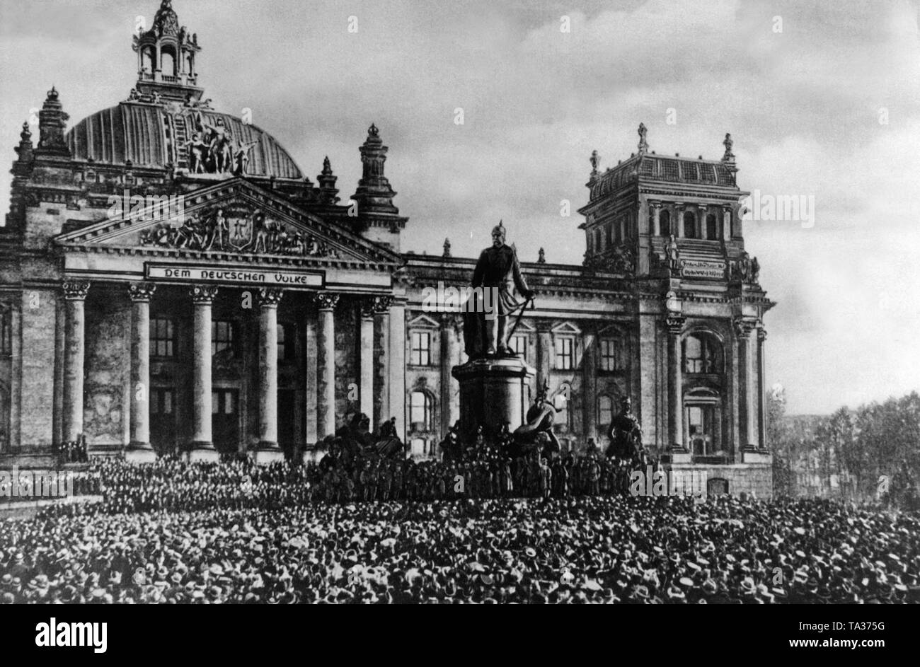 Die Weimarer Republik ausgerufen wurde am 9. November 1918 vor dem Reichstag in Berlin. Stockfoto