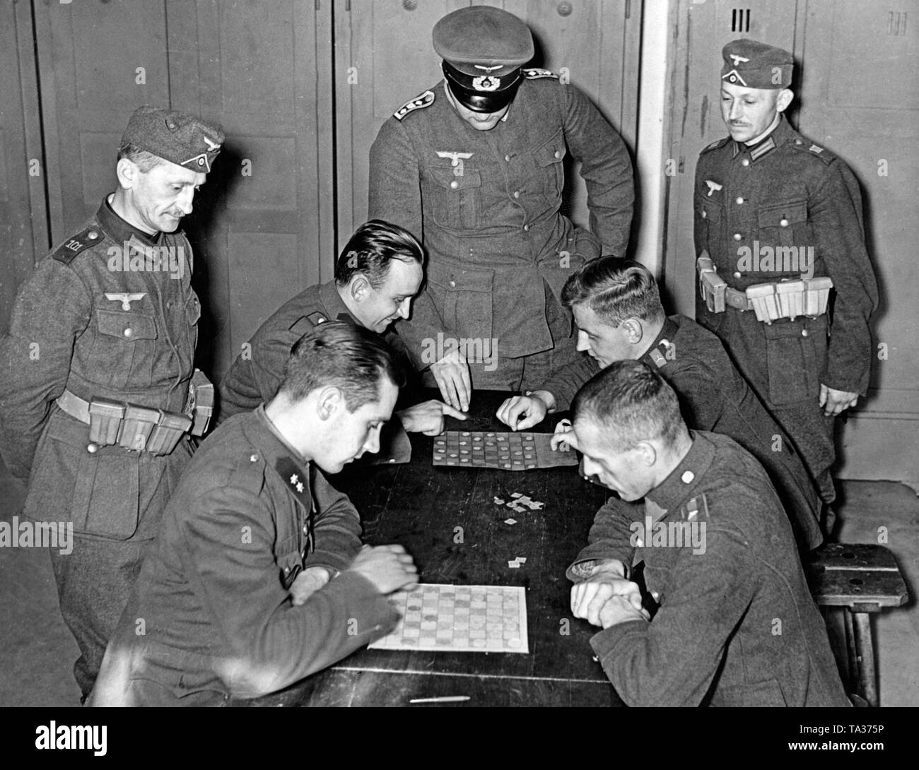 Szene aus einem Internierungslager in Sachsen" vom 20. September 1938. Slowakische Polizeibeamte und Grenze Beamte waren hier untergebracht, der die deutsche Grenze überschritten, so dass sie nicht auf der tschechischen Seite zu kämpfen. Sie spielen Checkers. Stockfoto