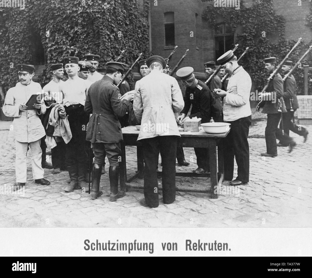 Die Impfung der Rekruten der Kaiserlichen Armee während des Ersten Weltkriegs, vermutlich in einer Kaserne in Berlin. Stockfoto