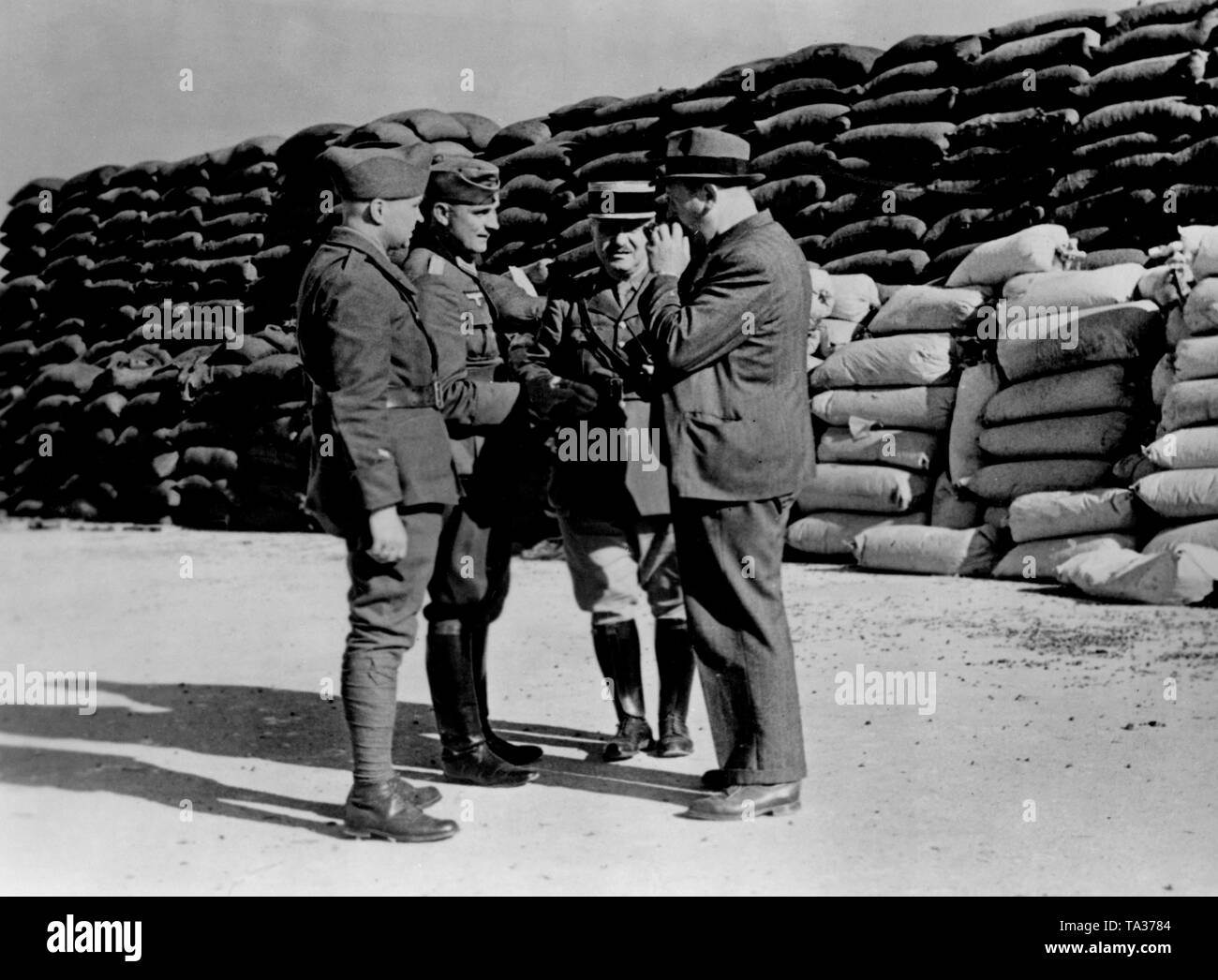 Ein deutscher Offizier (2. von links) mit zwei französische Offiziere und ein Zivilist im Hafen von Rochefort, wo Kaffee und Kakao gespeichert sind. Foto: Weber Stockfoto