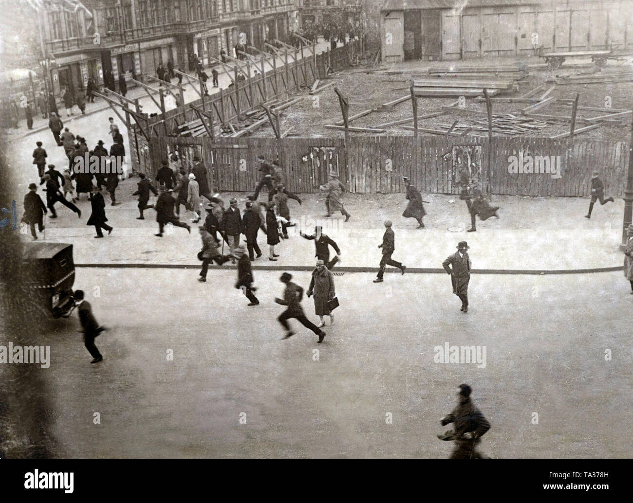 Die Polizei eröffnete das Feuer auf die Demonstranten am 1. Mai. Auf diesem Foto sehen Sie die Demonstranten auf der Flucht. Stockfoto