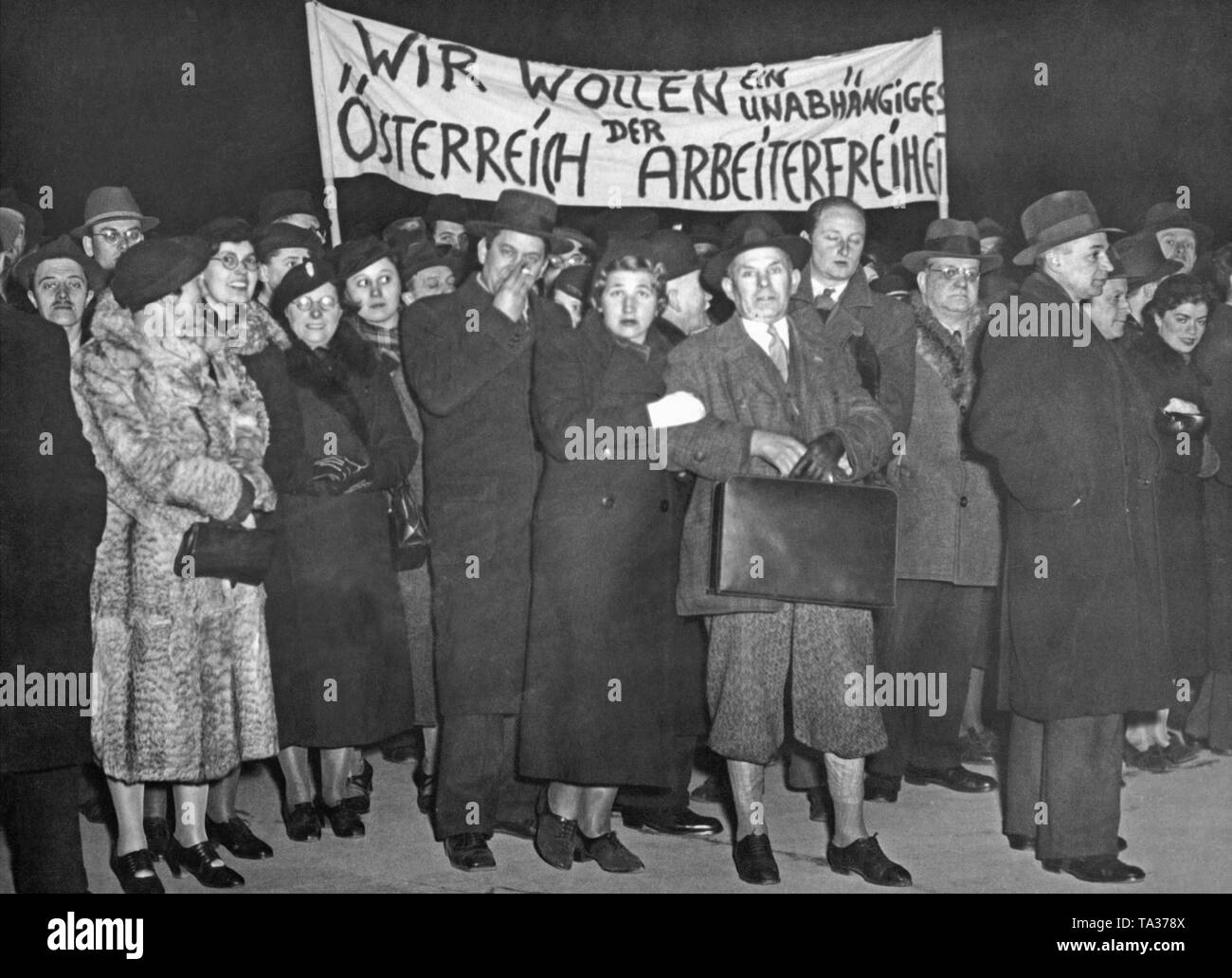 Vor der Annexion Österreichs an das Deutsche Reich, der österreichischen Sozialisten protestieren gegen den geplanten Anschluss in Wien. Das Plakat sagt: "Wir sind ein unabhängiges Österreich Arbeit Freiheit" möchten. Stockfoto