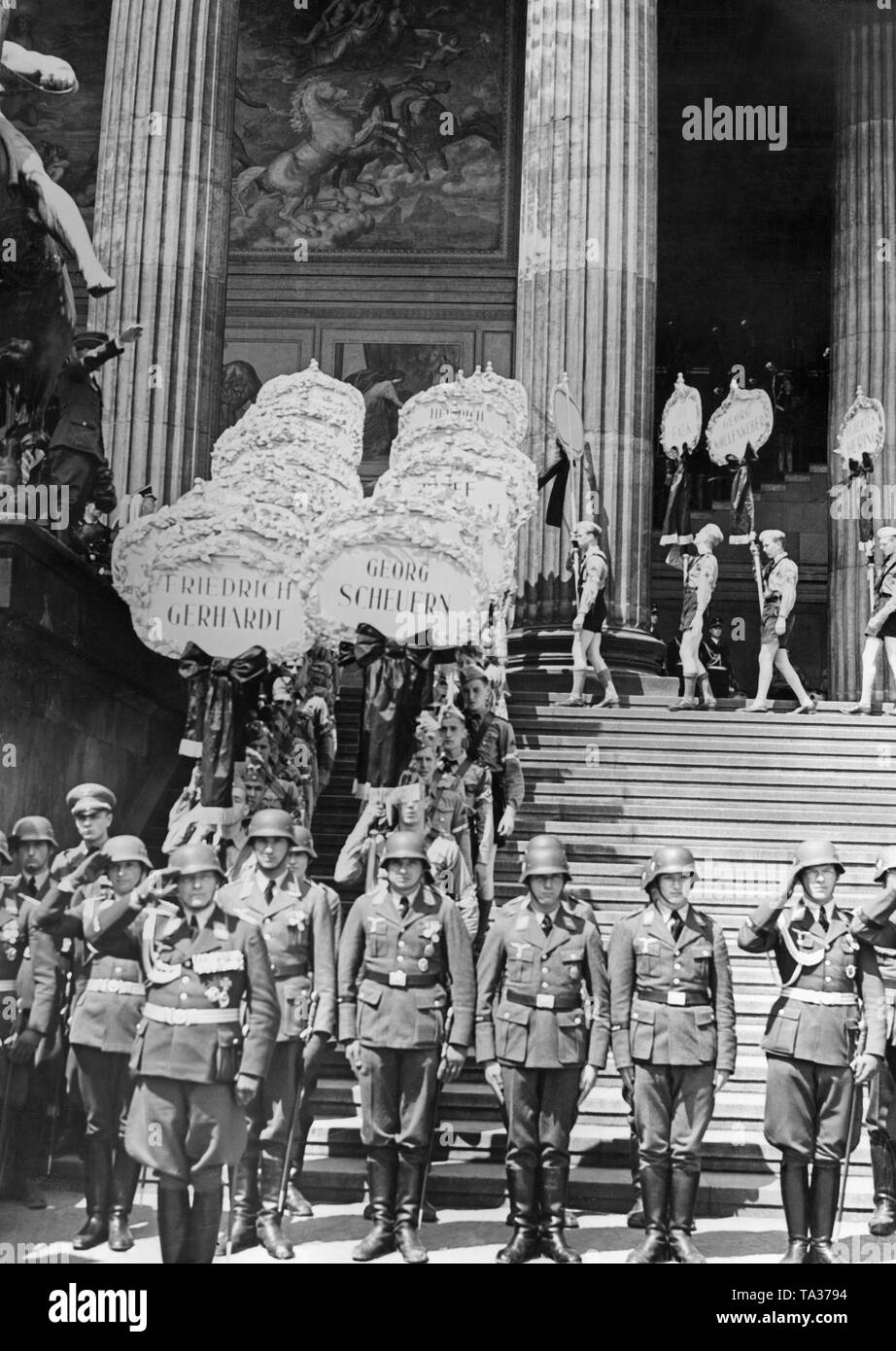 Foto von einem Regiment der Guard Bataillons und Mitglieder der Hitlerjugend Holding die Namensschilder der Kämpfer, die im Spanischen Bürgerkrieg fiel, auf den Stufen des Alten Museums am Lustgarten auf der Museumsinsel am 6. Juni 1939. Stockfoto