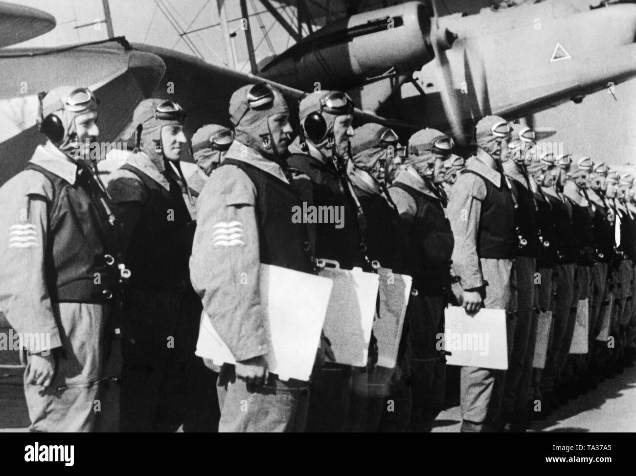 Film Szene aus dem kurzen 'Documentary' namens 'Flieger zur Siehe' aus (1938/1939), einen Propagandistischen Kurzfilm. Das Bild zeigt die Crew, die für die Erteilung von Aufträgen gefüttert. Das Bild wurde im Jahr 1939 in der Zeitung "filmwelt" veröffentlicht. Stockfoto