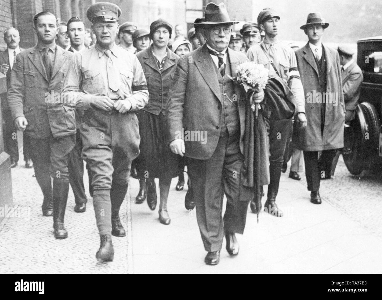 Partei Vorsitzender der DNVP (Deutsche Nationale Volkspartei) und