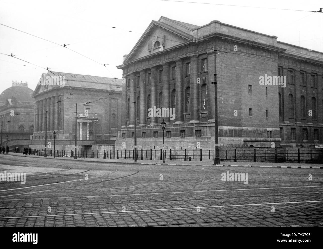 Blick auf das Pergamonmuseum in Berlin. Im Hintergrund das Kaiser-Friedrich-Museum. Stockfoto