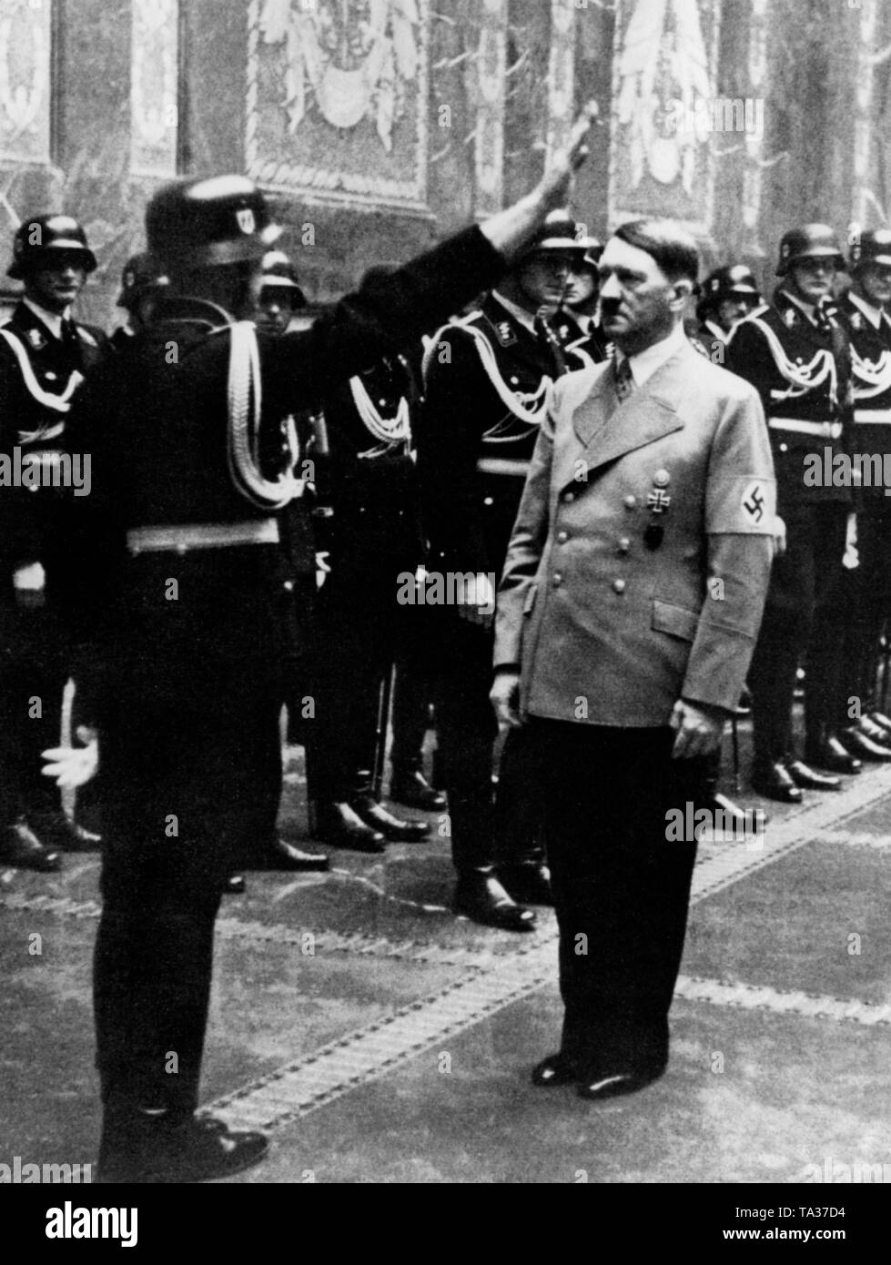 SS-Offiziere gratulieren Adolf Hitler auf seinen 50. Geburtstag mit einem Appell vor der Neuen Reichskanzlei. Stockfoto