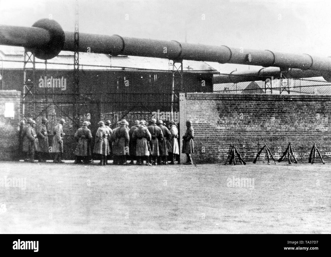 Die französischen Soldaten der Besatzung Armee bewachen den Eingang des Krupp in Essen arbeitet. Stockfoto