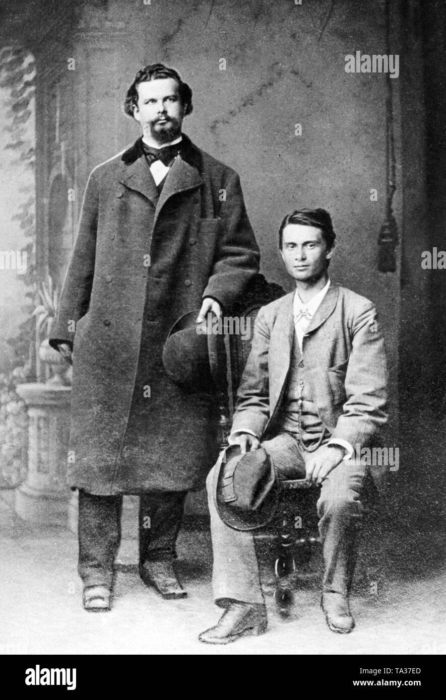 Der bayerische König Ludwig II. mit dem Schauspieler Josef Kainz während  einer Reise durch die Schweiz Stockfotografie - Alamy