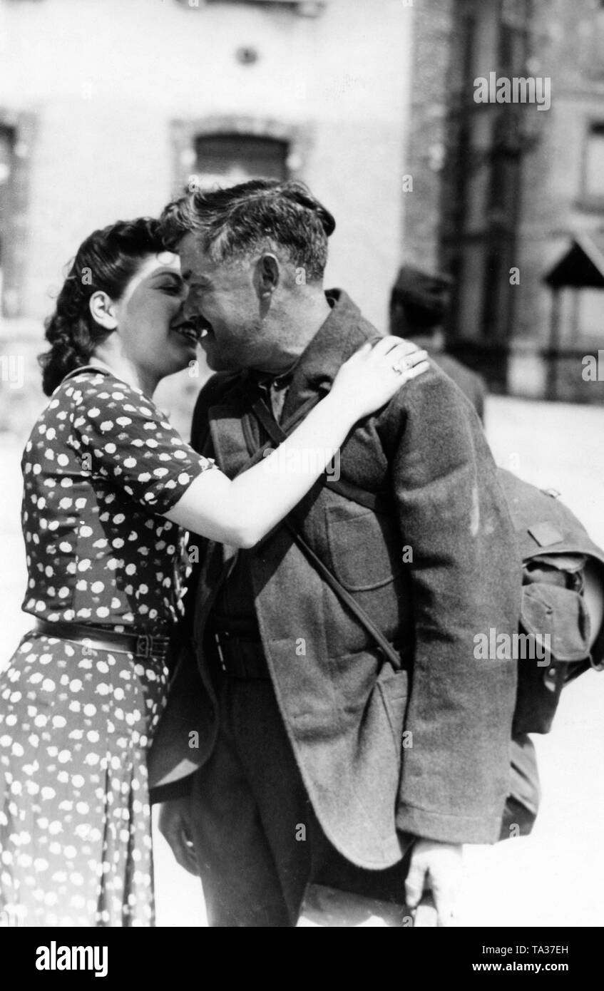 Die Schwester begrüßt ein französischer Soldat aus deutscher Gefangenschaft entlassen, einen Weltkrieg ich Combat Veteran in Chalon-sur-Marne. Stockfoto