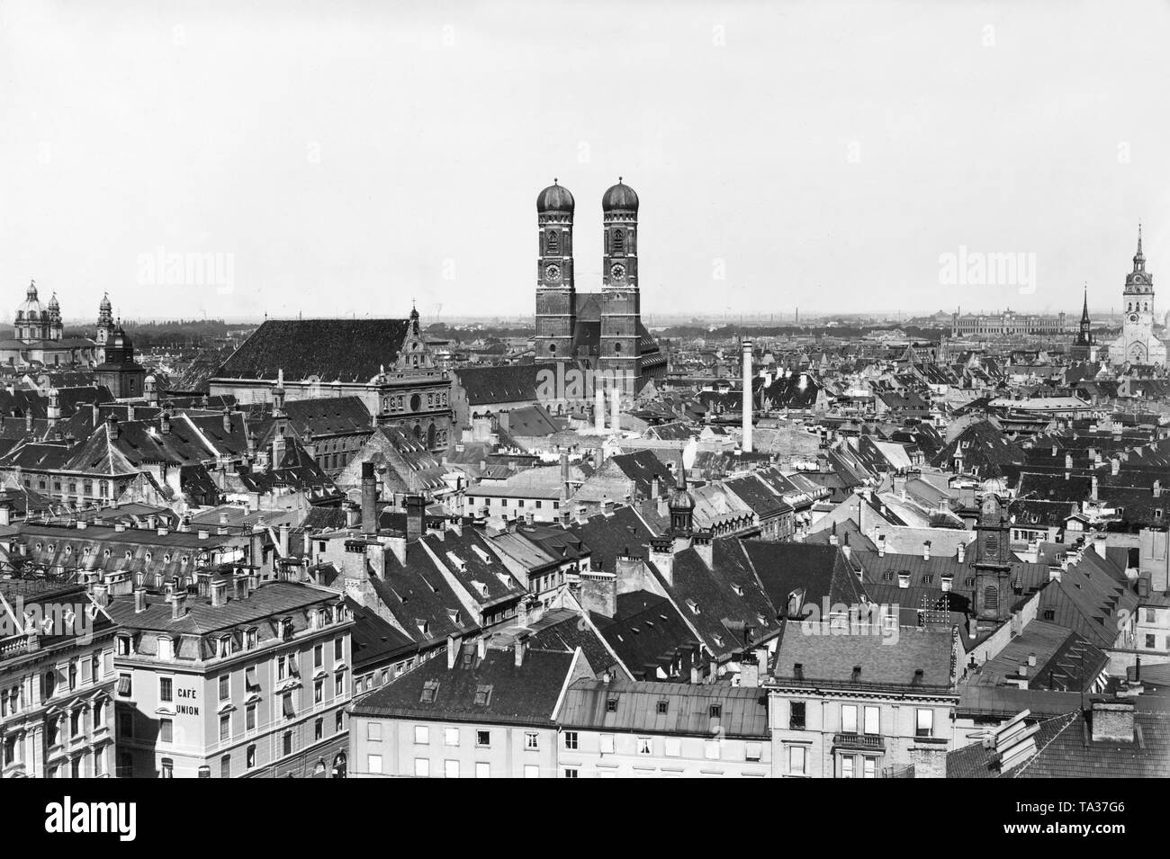 Blick auf die Frauenkirche und der Stadt München. Auf der Rückseite gibt es die St. Peter Kirche und das Maximilianeum (rechts) sowie der Theatiner Kirche (links). Stockfoto