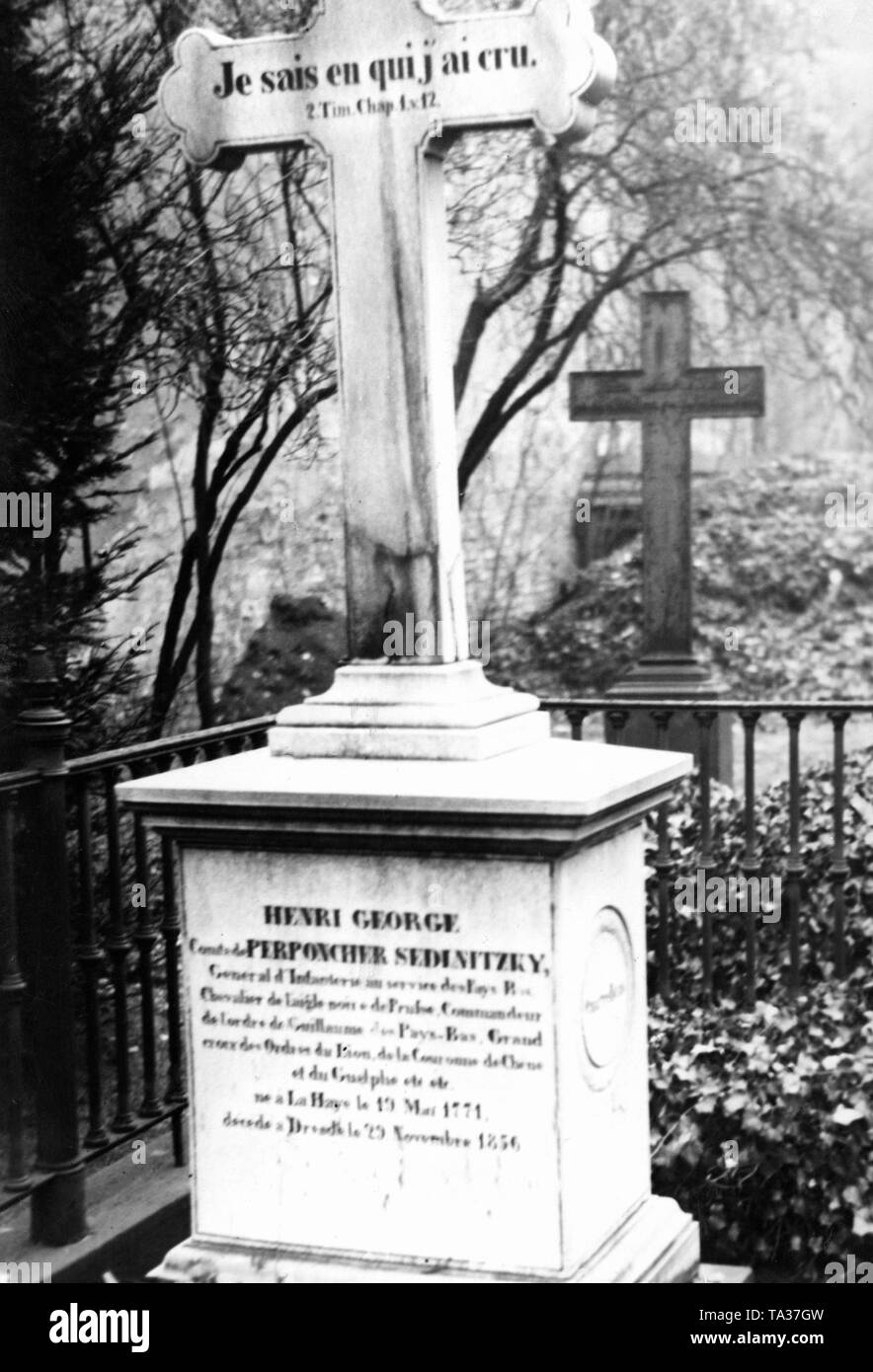Ein schweres Kreuz mit französischer Inschrift auf der Hugenotten Friedhof in Berlin. Stockfoto