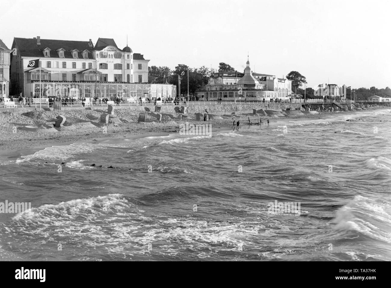 Der Badeort Cranz in Ostpreußen, Blick vom Wasser auf den Strand und die Kurhäuser. Stockfoto