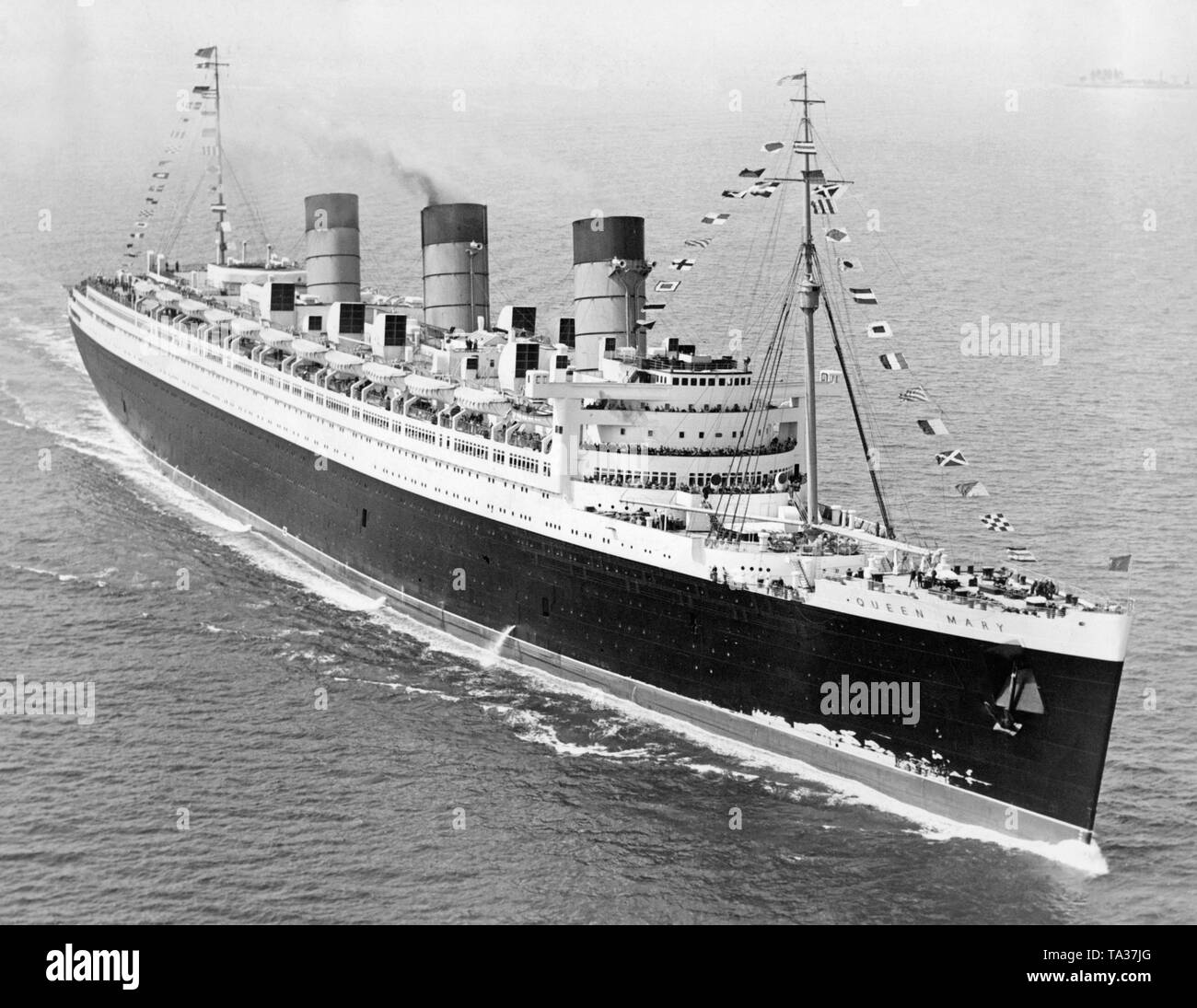 Die "Queen Mary" der Cunard Reederei erreicht den Hafen von New York nach der Jungfernfahrt. Stockfoto