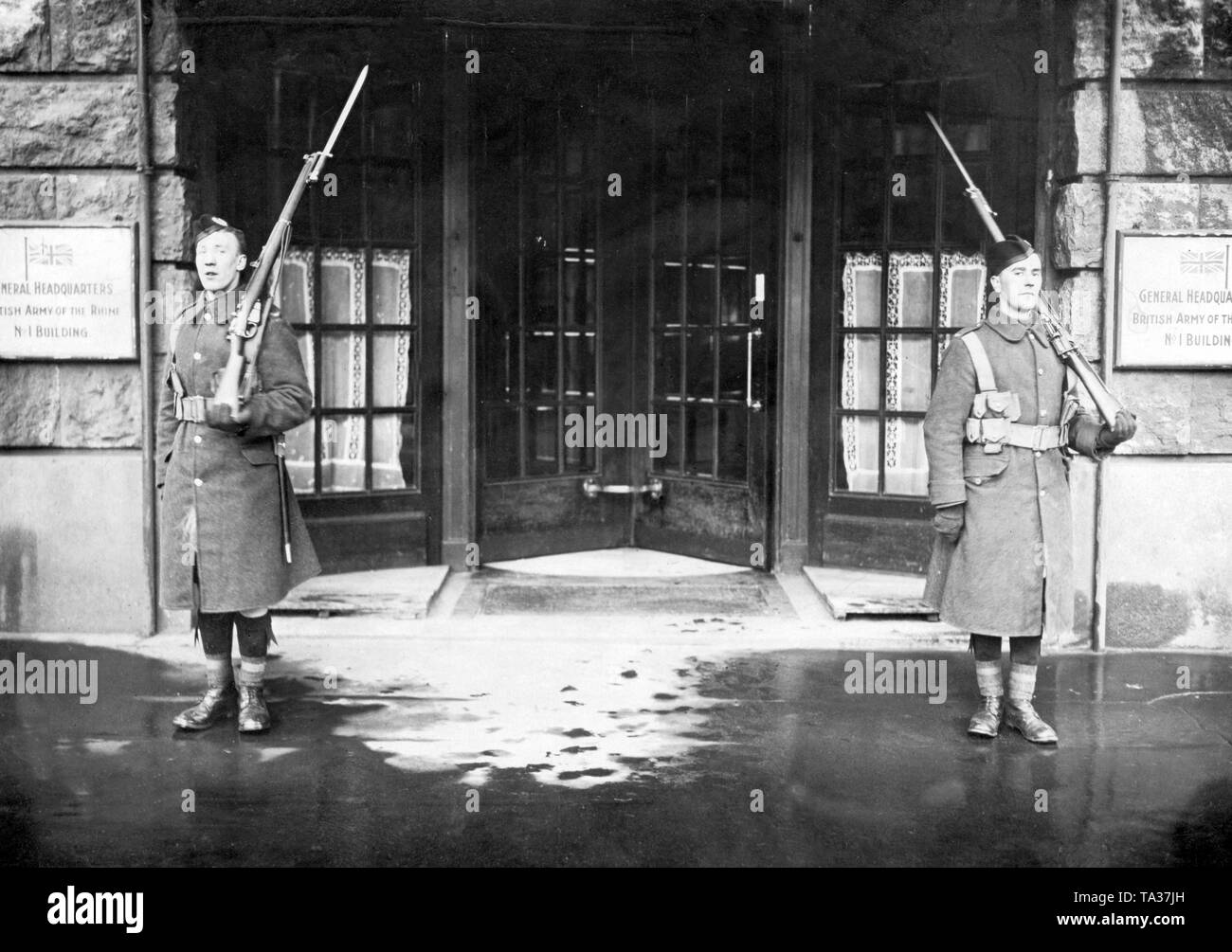 Zwei britische Soldaten bewachen den Eingang zum Hauptquartier der Englischen Rheinarmee. Auch Soldaten der britischen Armee der Rhein" beteiligte sich an der Besetzung des Rheinlandes. Stockfoto