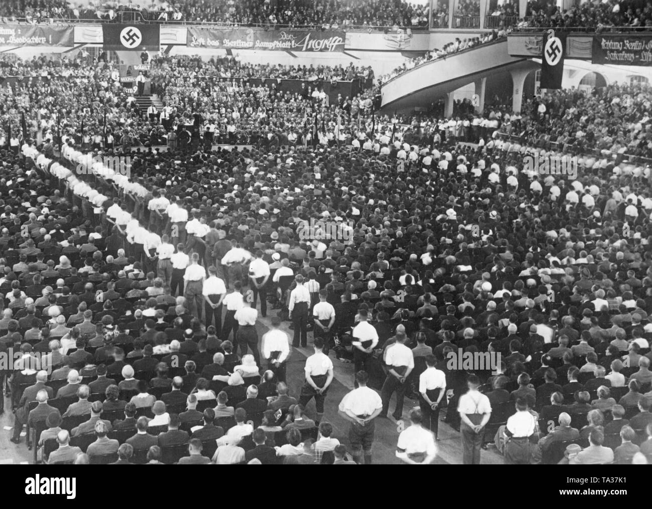 Blick auf das Publikum bei einer Veranstaltung der NSDAP. Die SA-Mitglieder sind in weißen Hemden, weil der einheitliches Verbot gekleidet. Stockfoto