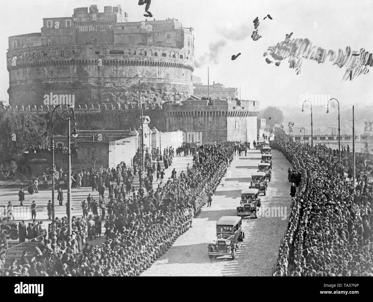Die Spalte mit der italienischen Königsfamilie auf dem Weg zum Vatikan. Nach dem Abschluss der Lateranverträge im Jahre 1929, die Spannungen zwischen der Kirche und dem italienischen Staat zu Ende. Stockfoto