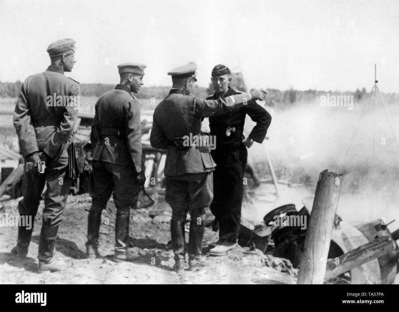 Bei einem Briefing Offiziere der Wehrmacht an der Ostfront. Auf der rechten Seite, ein Mitglied der gepanzerten Befehl und Träger des Eisernen Kreuzes. Foto: kriegsberichterstatter Lucke. Stockfoto