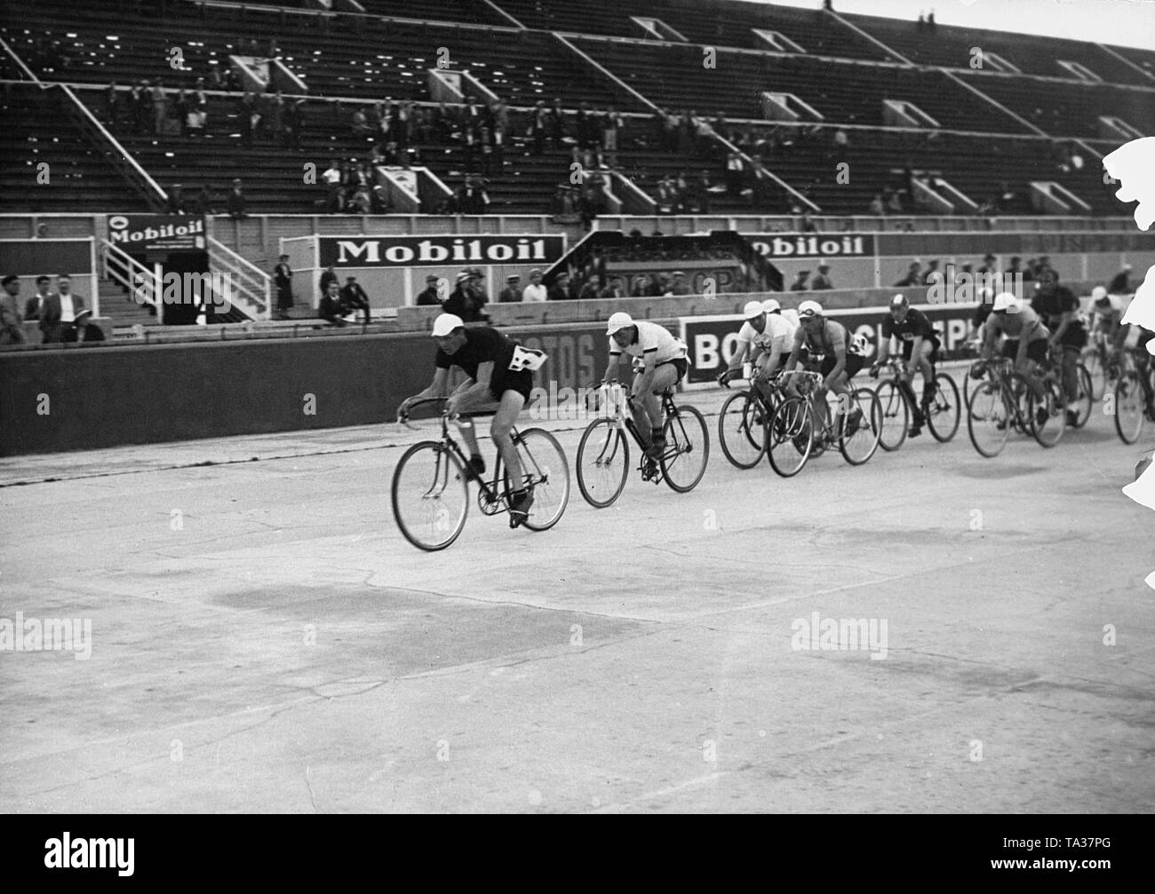 Die Teilnehmer der Spur Bahnrad-WM 1933 vorbei an der Tribüne an der Rennstrecke Autodrome de Monthlery. Stockfoto