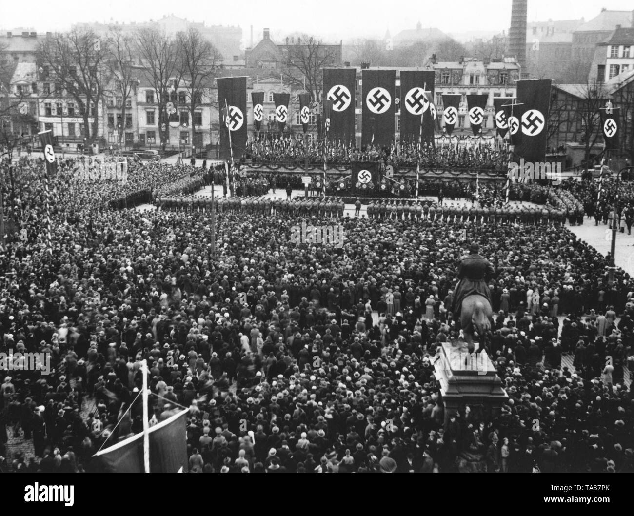 Der Propagandaminister Joseph Goebbels Propaganda hält eine Rede auf dem Heumarkt in Danzig am Vorabend der Volkstag Wahl. Stockfoto