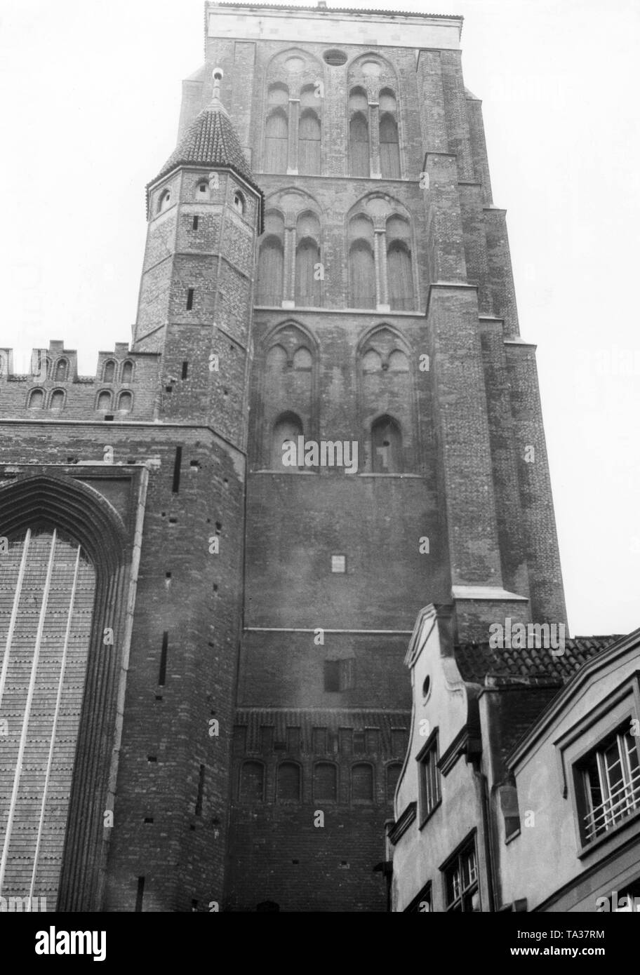 Dieses Foto zeigt die Kirche von St. Mary. Der Bau der Kirche begann im Jahre 1343 und wurde 1502 abgeschlossen. Sie wurde im gotischen Stil aus Backstein gebaut. Die Kirche kann über 25.000 Personen. Es beherbergt das Triptychon des Brügge Maler Hans Memling. Stockfoto