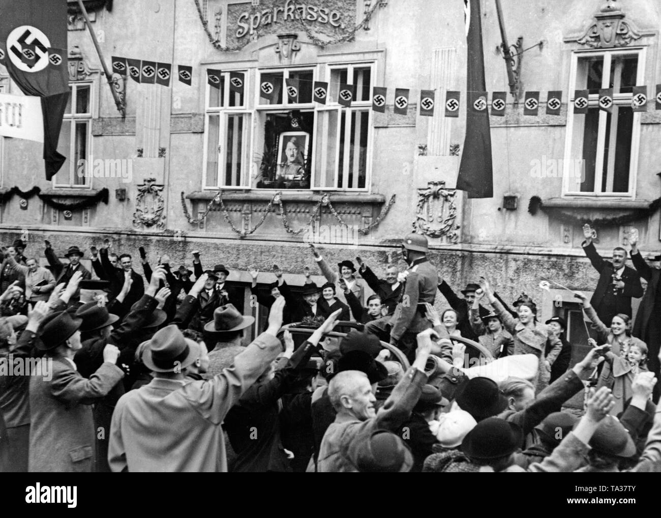 Die Bevölkerung von Schluckennau (heute Schluckenauer) erhält den Deutschen Truppen fröhlich am 22. Oktober 1938 während der Besetzung des Sudetenlandes. Die Menschen grüßen mit dem Hitlergruß. Stockfoto