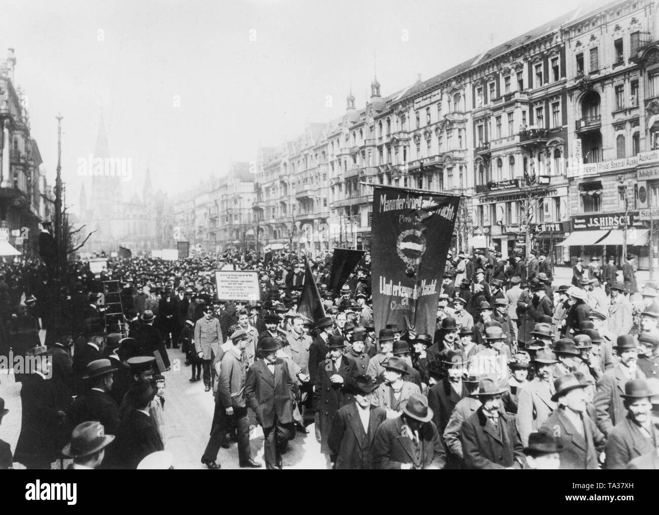 Am 1. Mai 1919, eine große Demonstration in der Tauentzienstraße in Berlin statt. Eine Person hält ein Banner mit der Aufschrift: "Mann der Arbeit aufgewacht und die Power' erkennen. Am 1.05.1919 wurde zuvor einen einmaligen Urlaub. Stockfoto