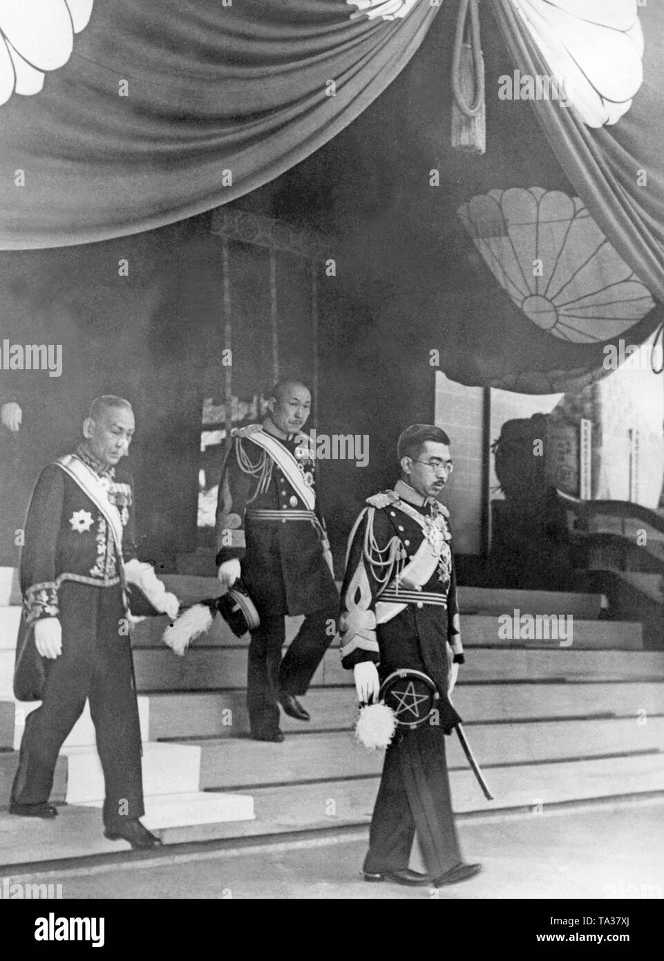 Der japanische Kaiser Hirohito verlässt den Yasukuni-schrein in Tokio am 20. April nach dem Gedenken an die japanischen Soldaten, die im Zweiten Japanese-Chinese Krieg gestorben. Stockfoto