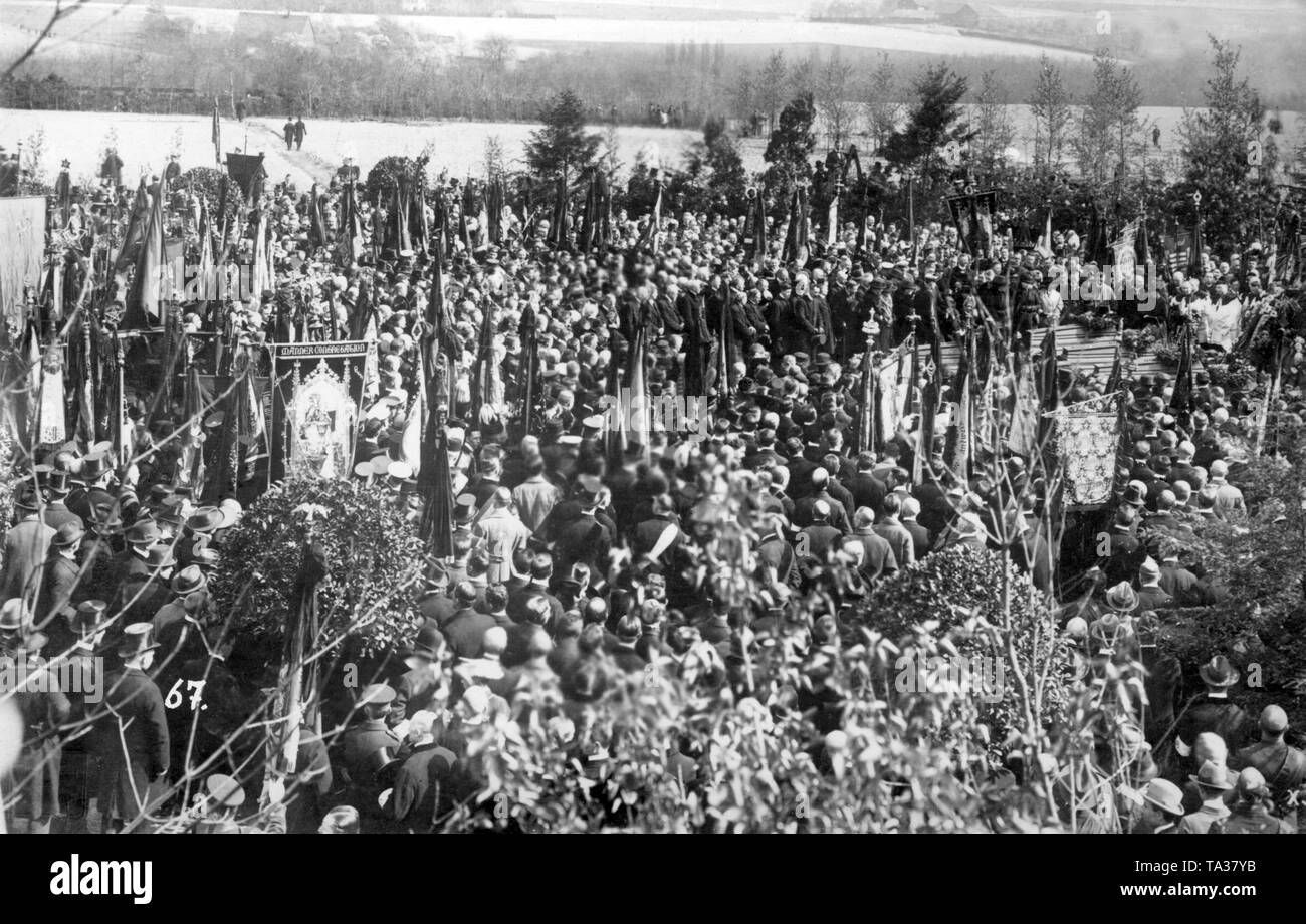 Die Trauerfeier für die Opfer der Firma Krupp, von französischen Soldaten ermordet, wurde auf dem Friedhof in Essen statt. Mehrere Regisseure, und viele Arbeitnehmer waren auch vorhanden (Undatiertes Foto). Stockfoto