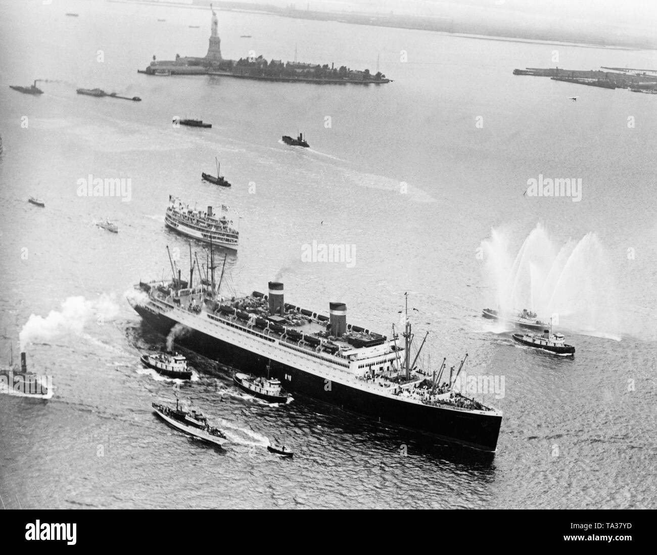 Die 'Manhattan' mit dem Piloten Douglas Corrigan an Bord im Hafen von New York. Corrigan hatte ohne Erlaubnis von Brooklyn nach Irland geflogen. Er behauptete, dass sein Flug aufgrund nautischer Fehler, wodurch er den Beinamen "Wrong-Way - Corrigan'. Stockfoto