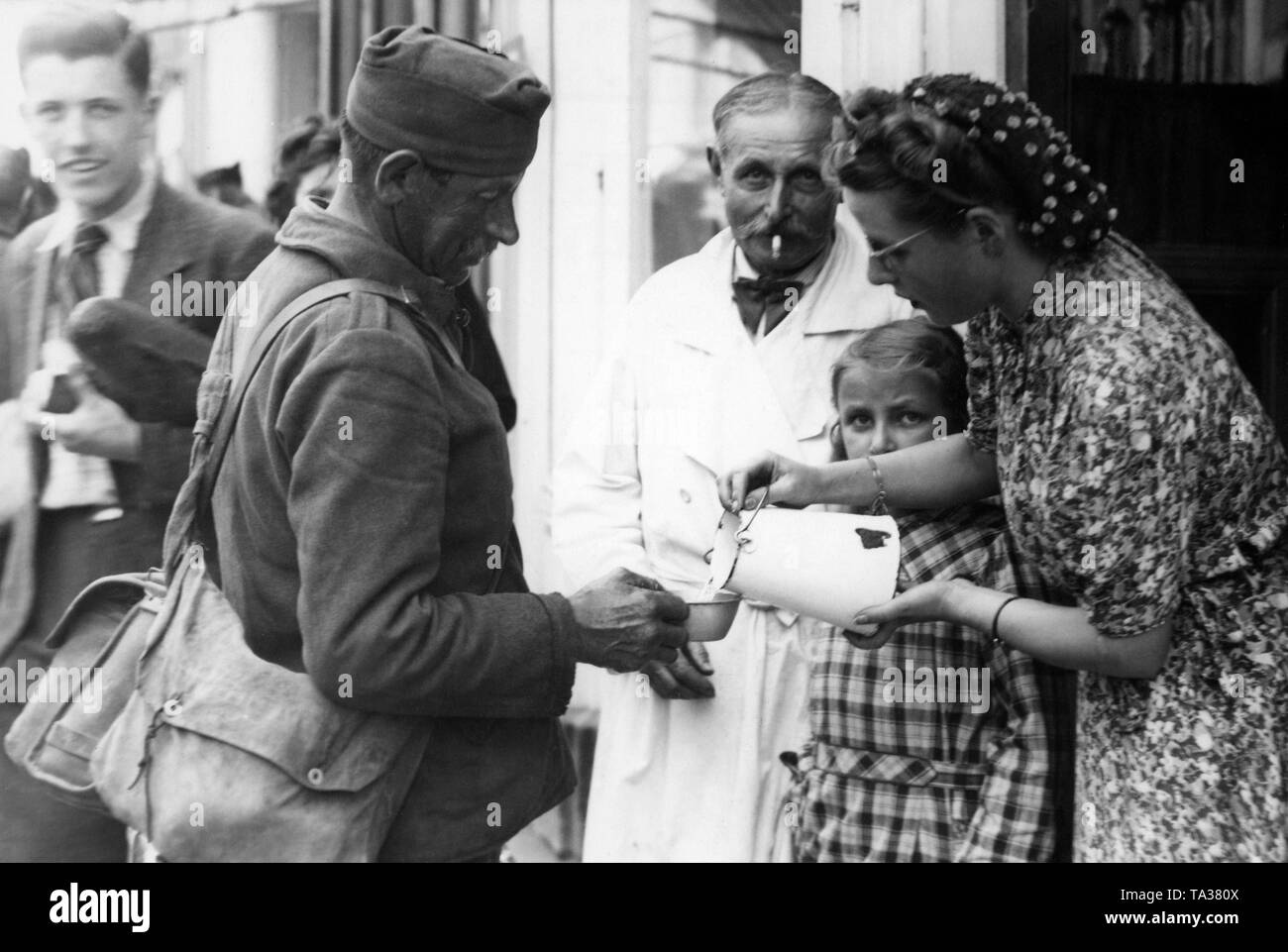 Soldaten, die bereits im Ersten Weltkrieg teilgenommen haben, werden aus der deutschen Gefangenschaft freigelassen werden. Hier, nach der Ankunft in Chalon-sur-Marne. Eine Frau gibt Wasser. Stockfoto